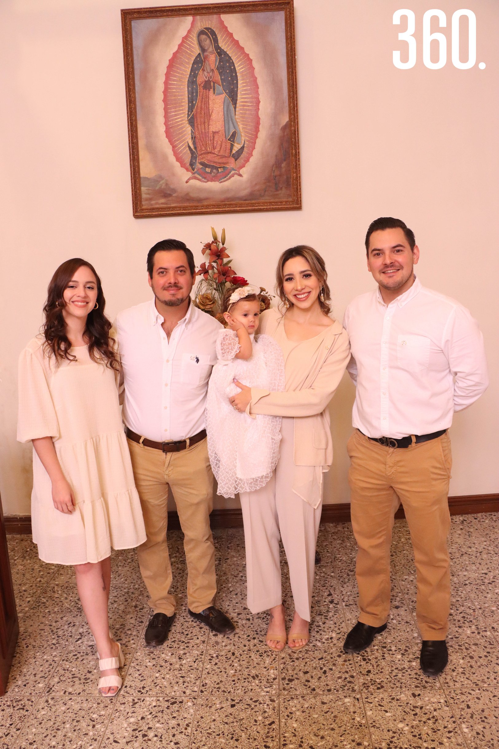 Katalina con sus padrinos y padres, Natalia de la Torre, Carlos Randall, Paulina de la Torre y Rodrigo Randall.