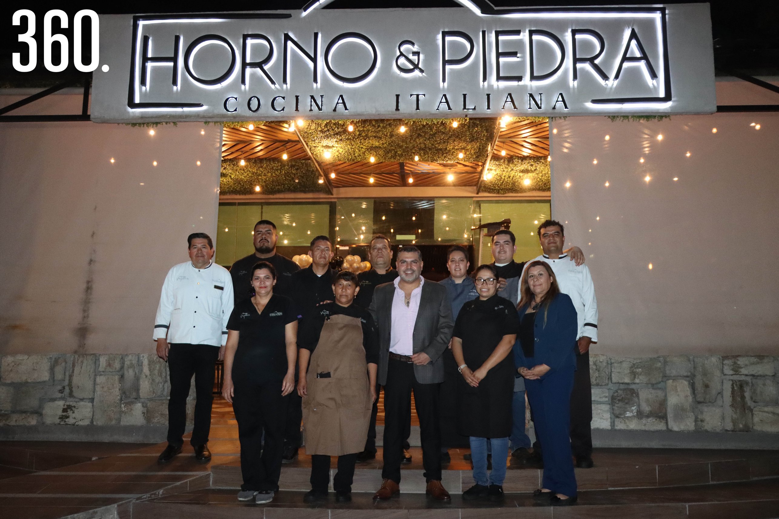 Pablo Abugarade acompañado por el personal del restaurante Horno & Piedra, Cocina Italiana.