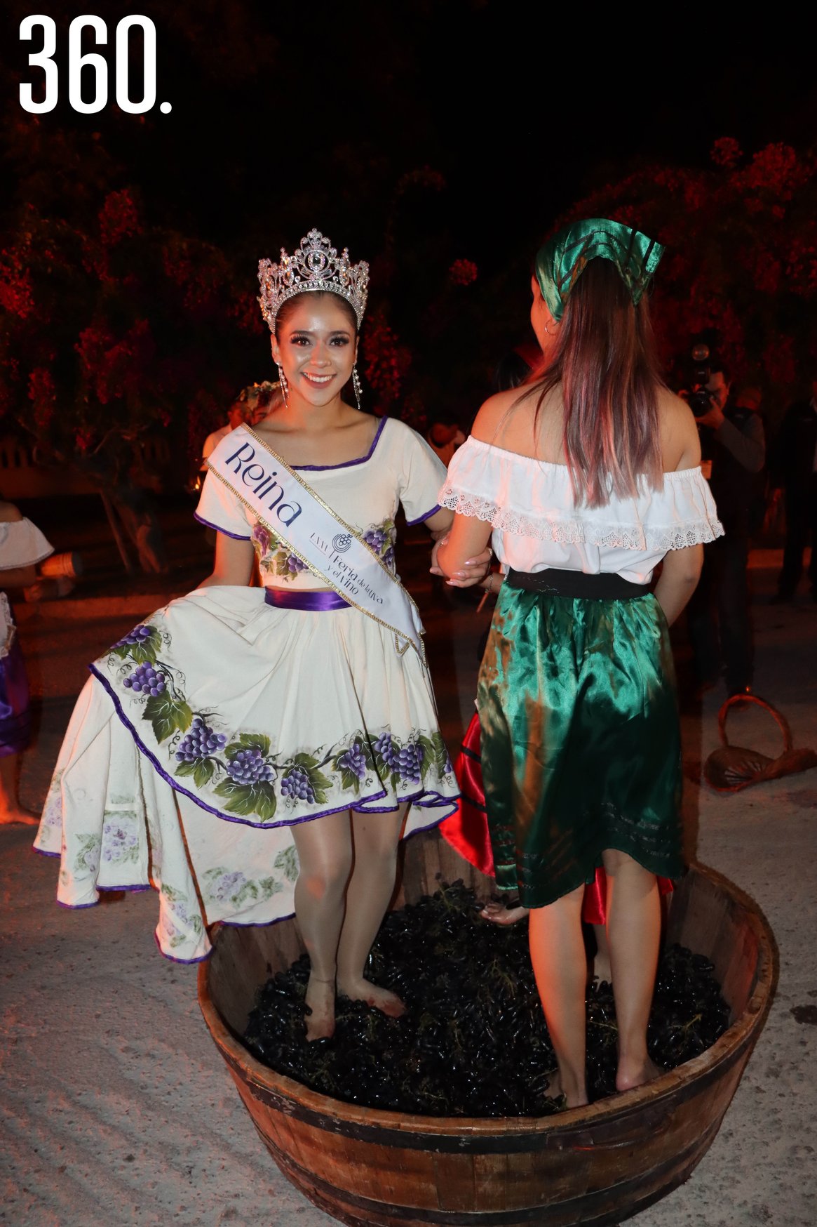 Andrea Flores Sandoval Reina de la LXXV Feria de la Uva y el Vino, y embajadora de Casa Madero., participó en la Fiesta de la Vendimia.