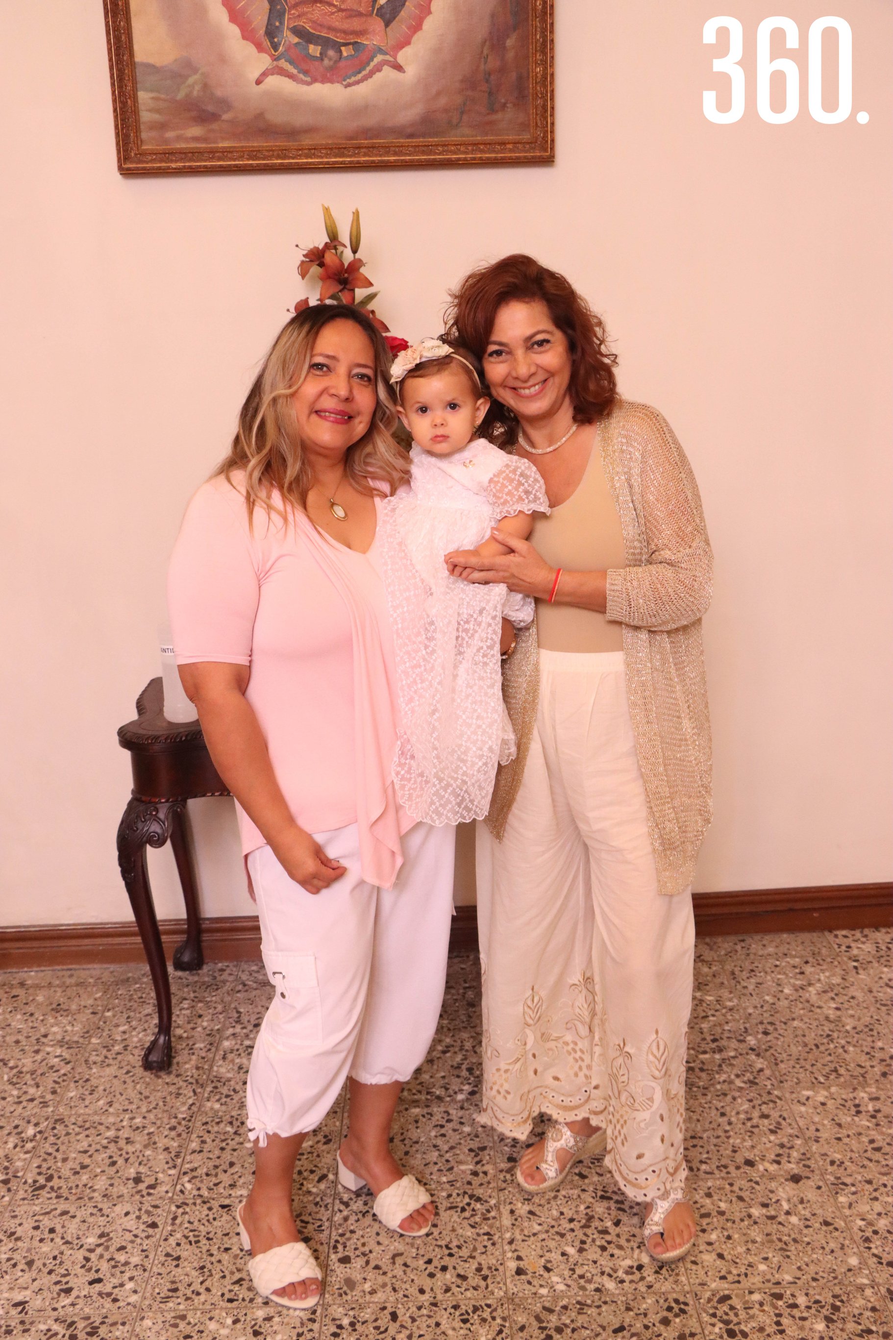 Katalina con sus abuelas, Martha Montero y Margarita Montoya.