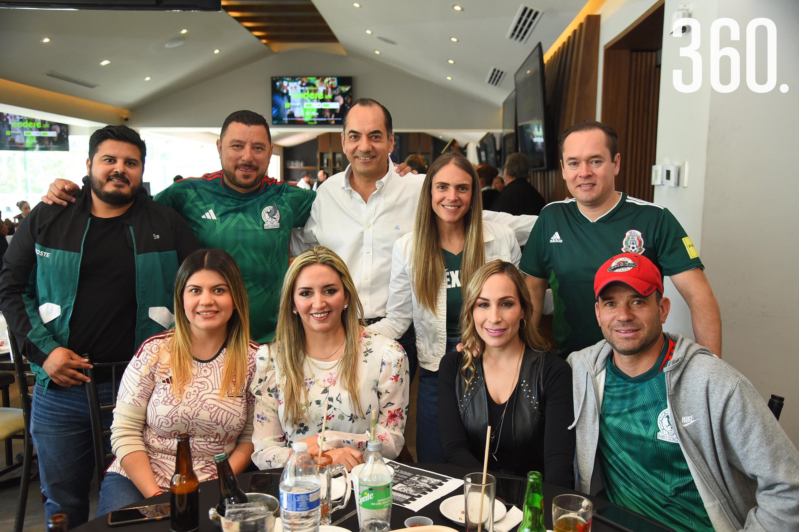 Grupo de amigos asistieron a disfrutar el juego de México vs Argentina.