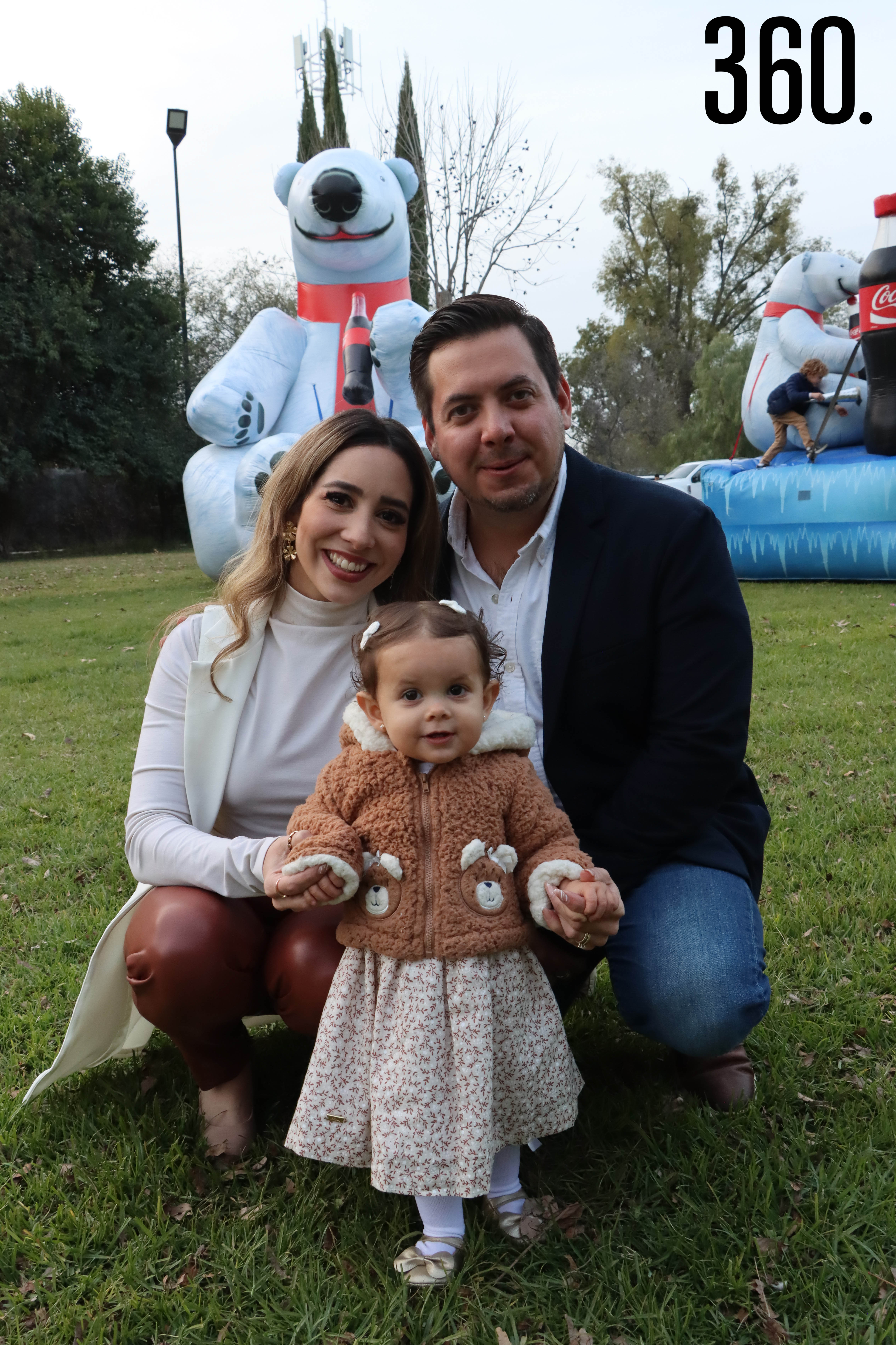 Paulina de la Torre y Rodrigo Randall con su hija Katalina.