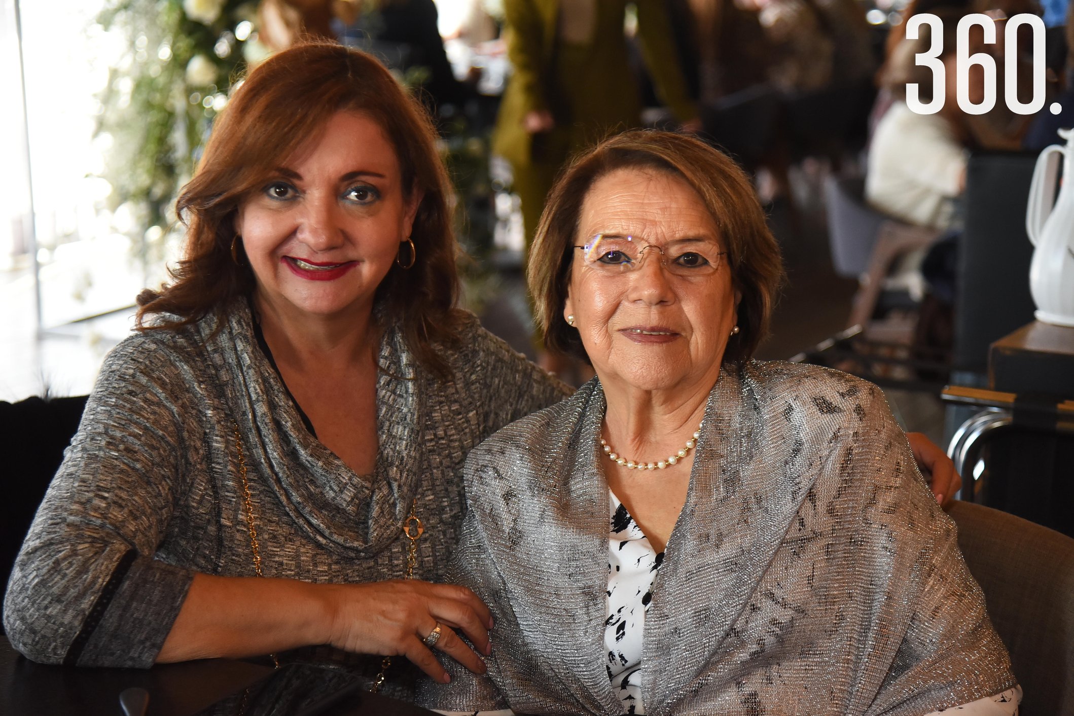 Lourdes Carrales y Edna de Flores.