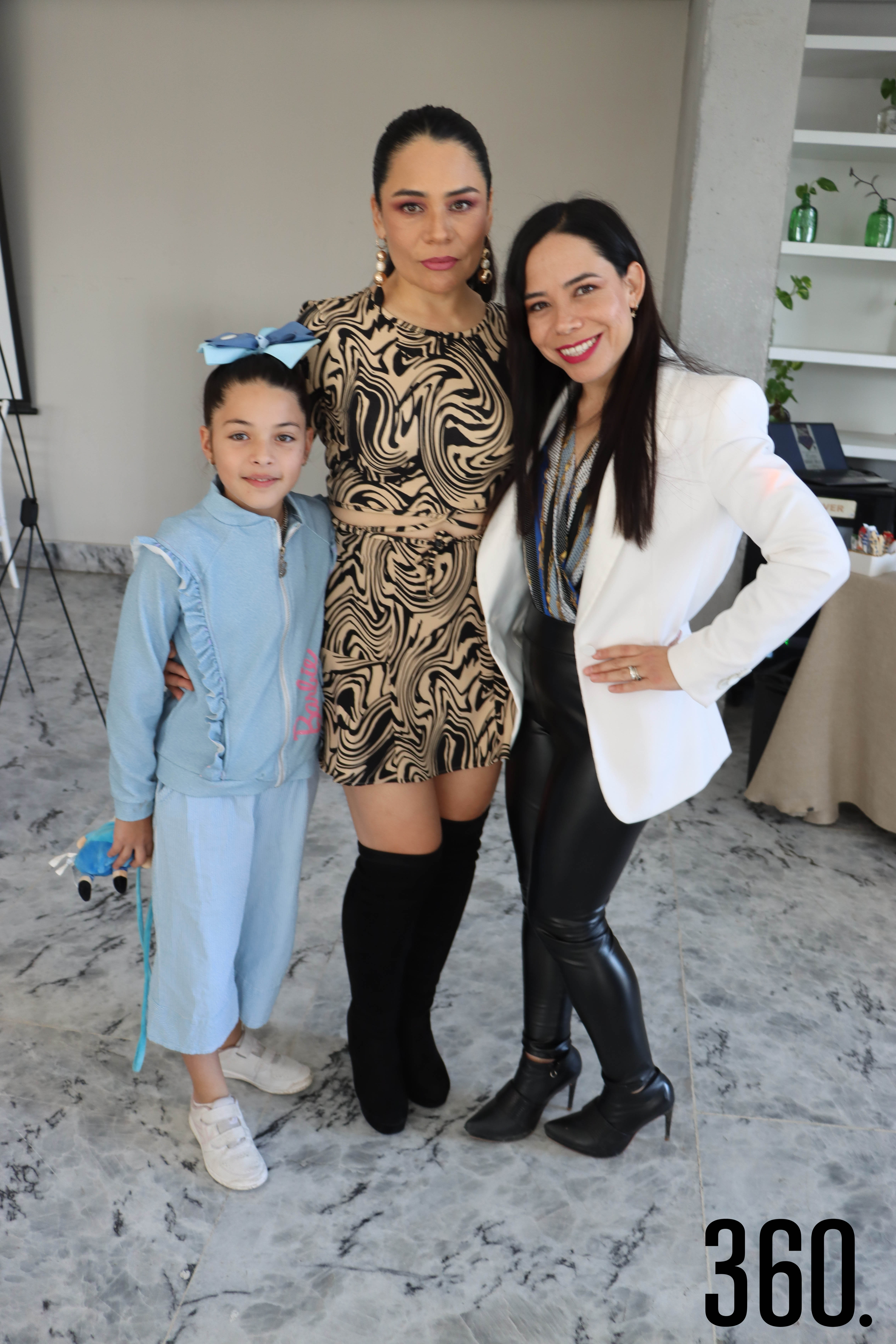 Khaleesi Ramos integrante del Coro del Instituto Vivir acompañada por Marcela y Lissy Monjarás.