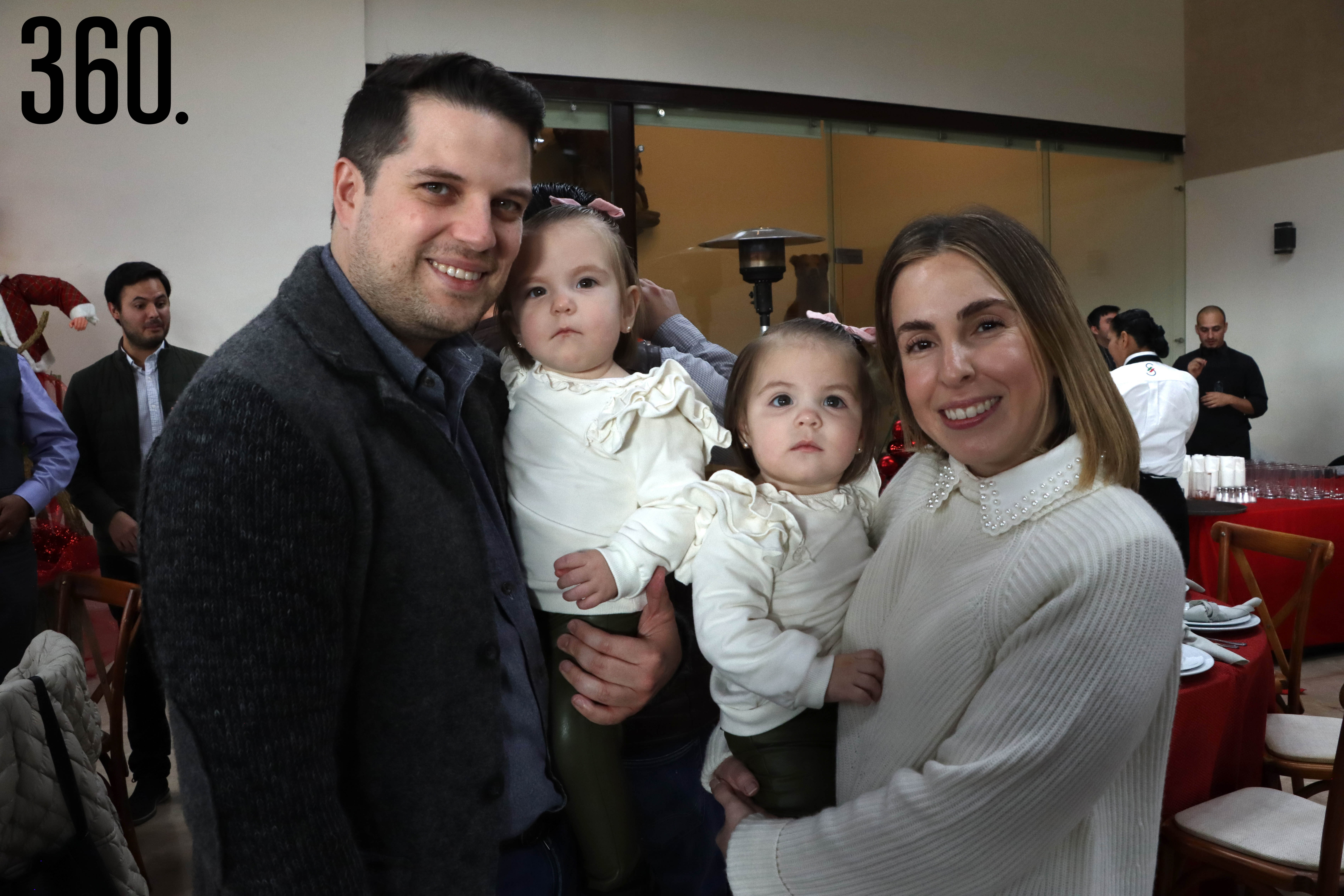 Óscar Treviño y María Elena Arizpe con sus hijas Cordelia y Constanza.