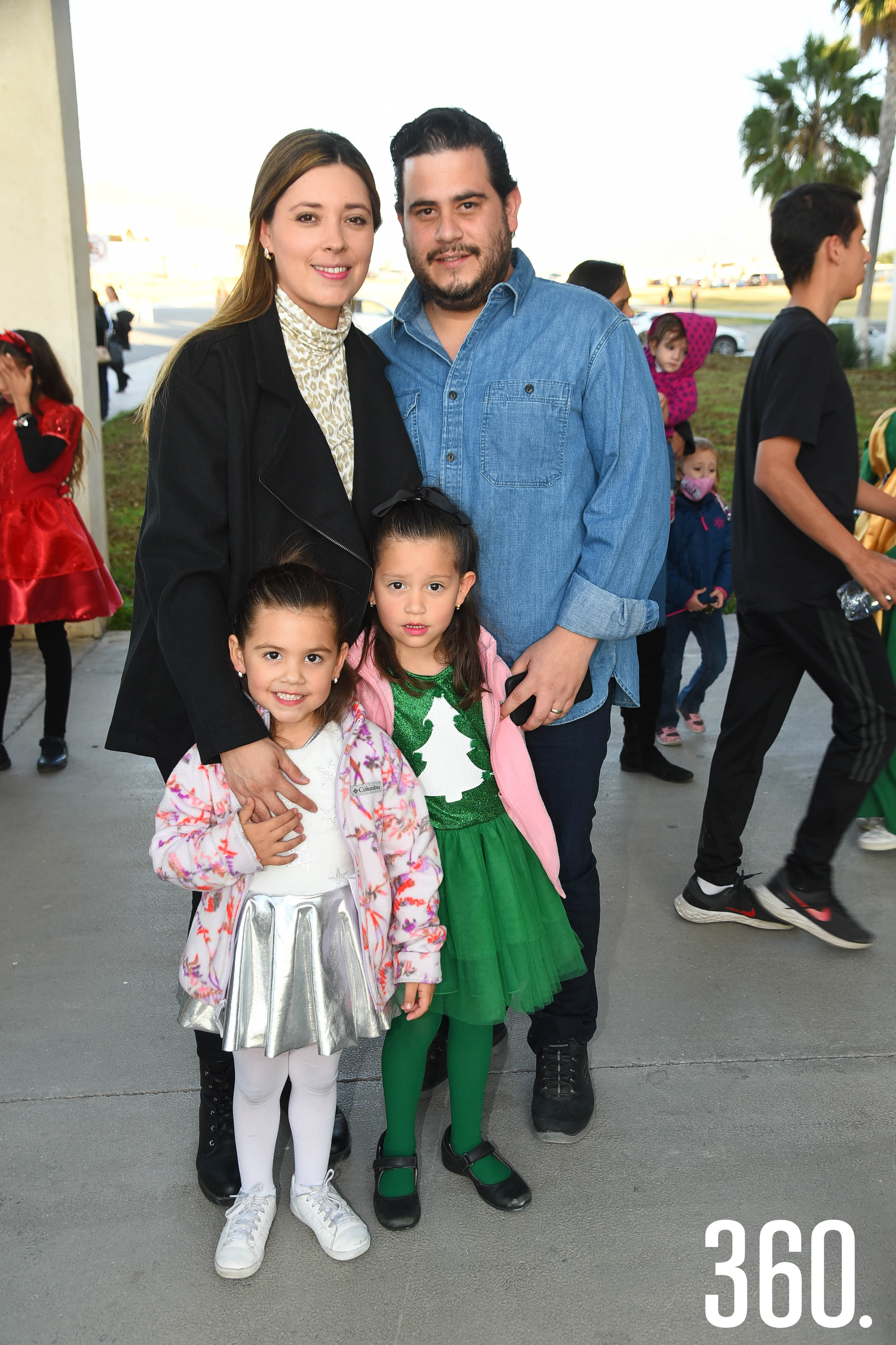 Vanessa Gómez y Fernando Treviño con sus hijas Vanessa y Elena Treviño.