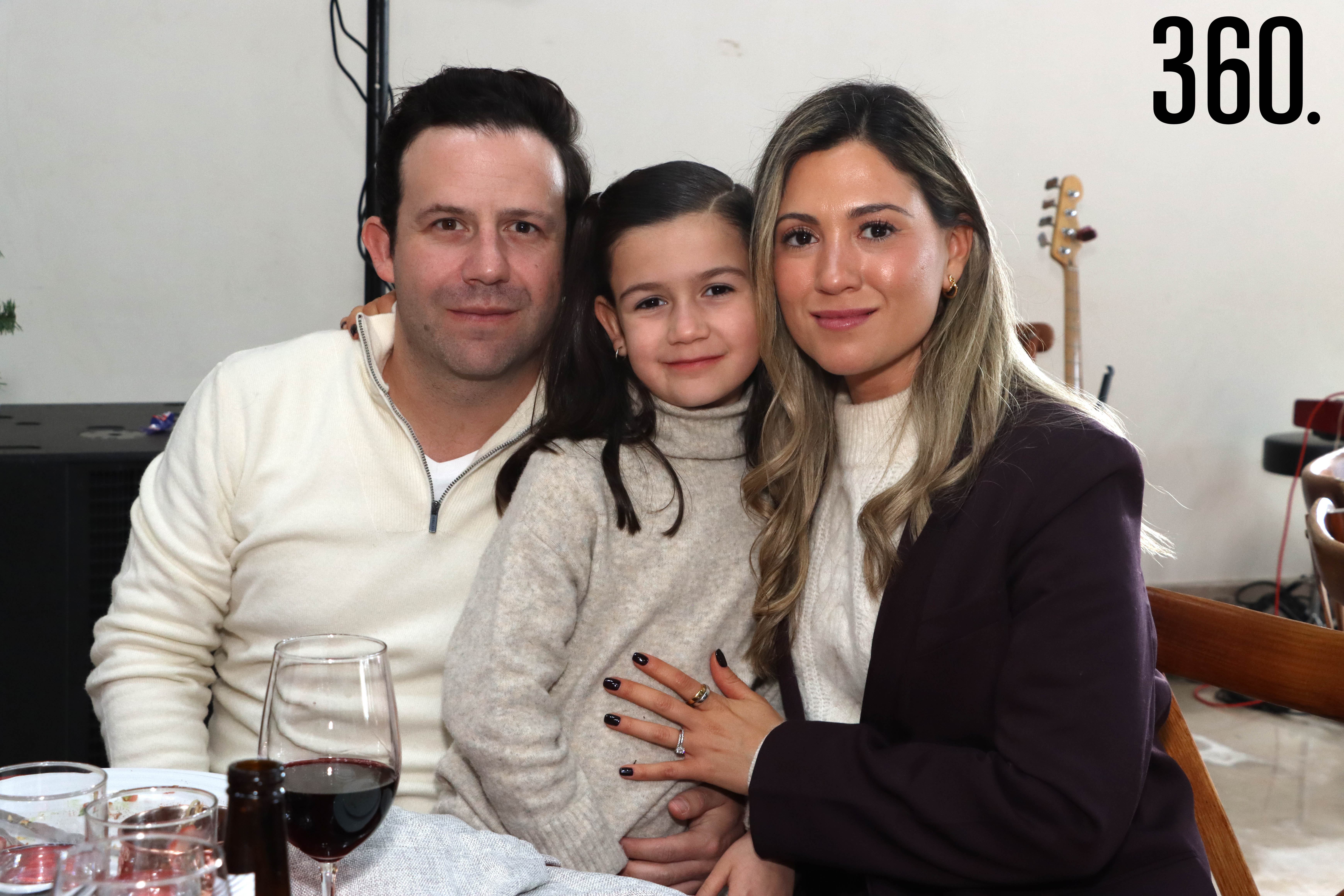 Mario Arizpe Dávila y Madeleine Dávila con su hija Emma.