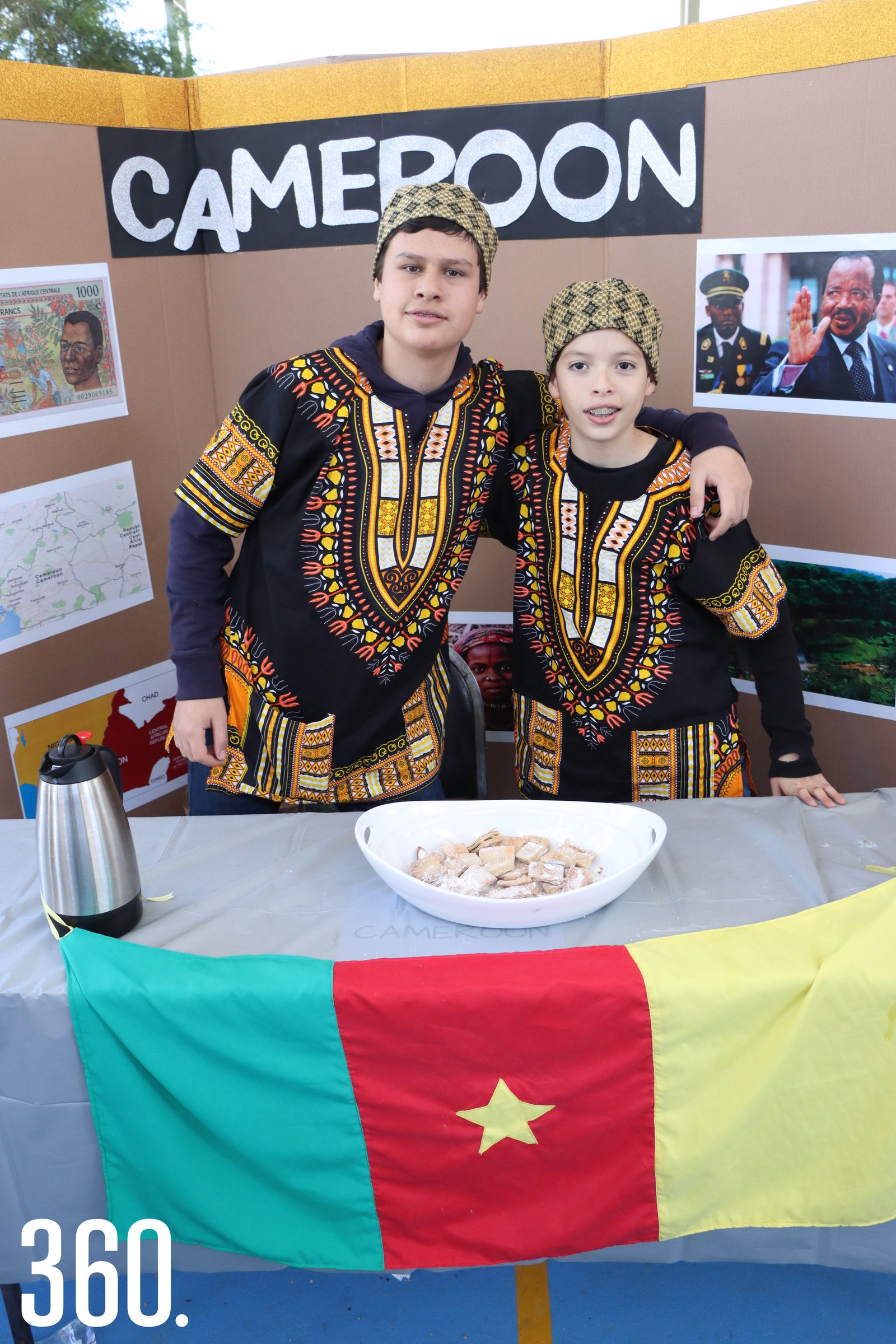 Leonardo Cuellar y Rocco Arellano representando Camerún.
