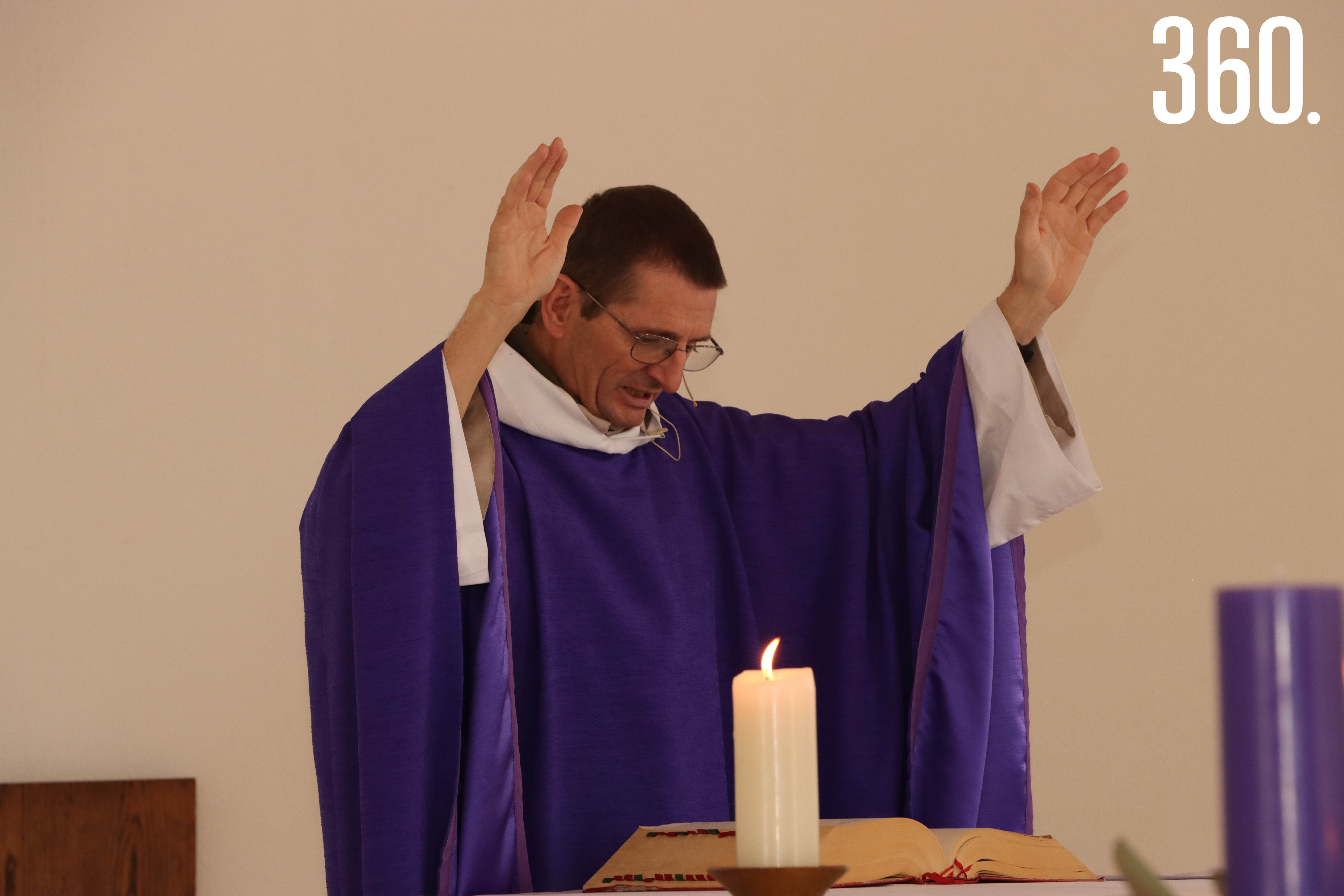 El padre Didier Marie Pierre Dugas, prior de la comunidad Verbum Spei, ofició la misa.