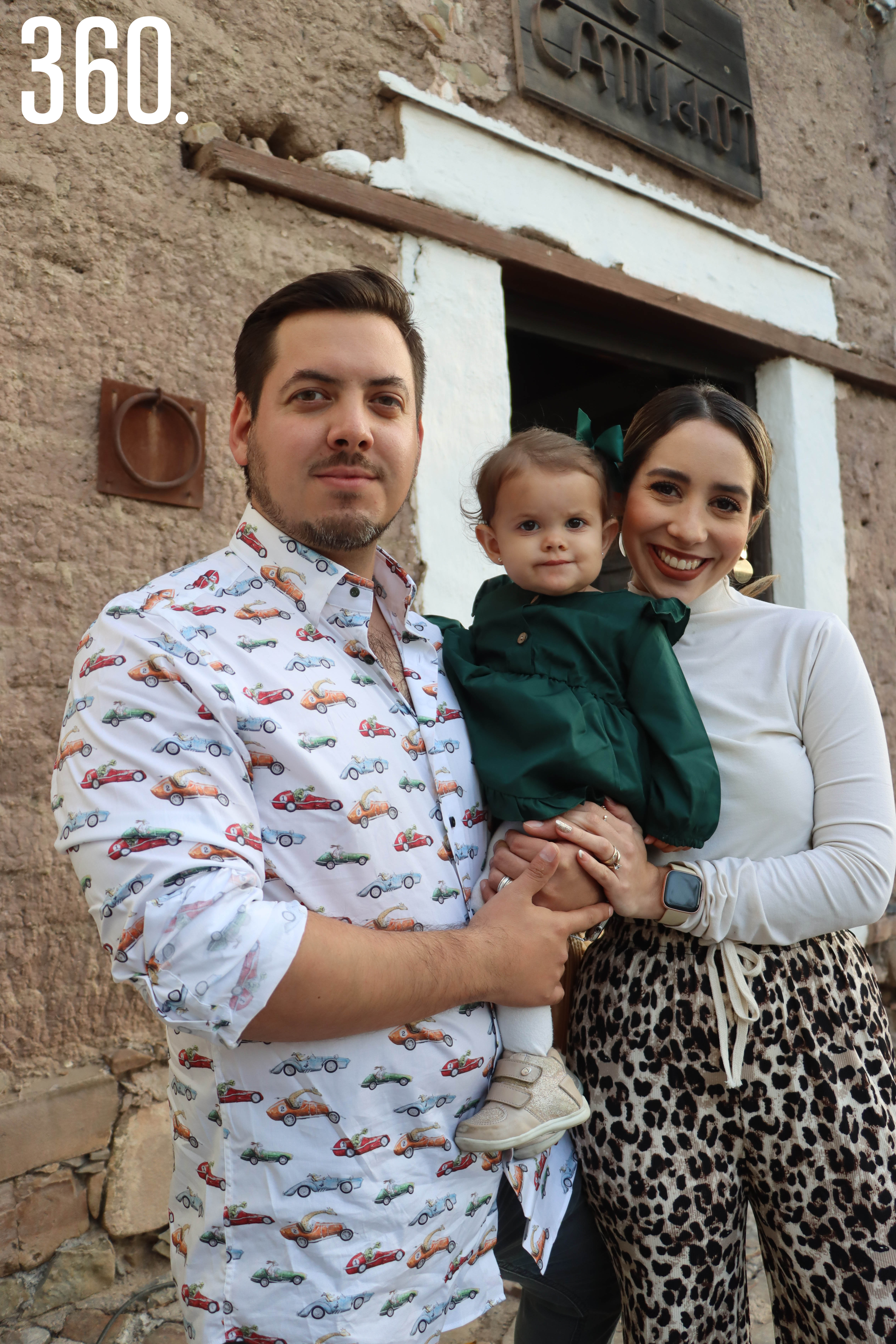 Rodrigo Randall y Paulina de la Torre con su hija Katalina.