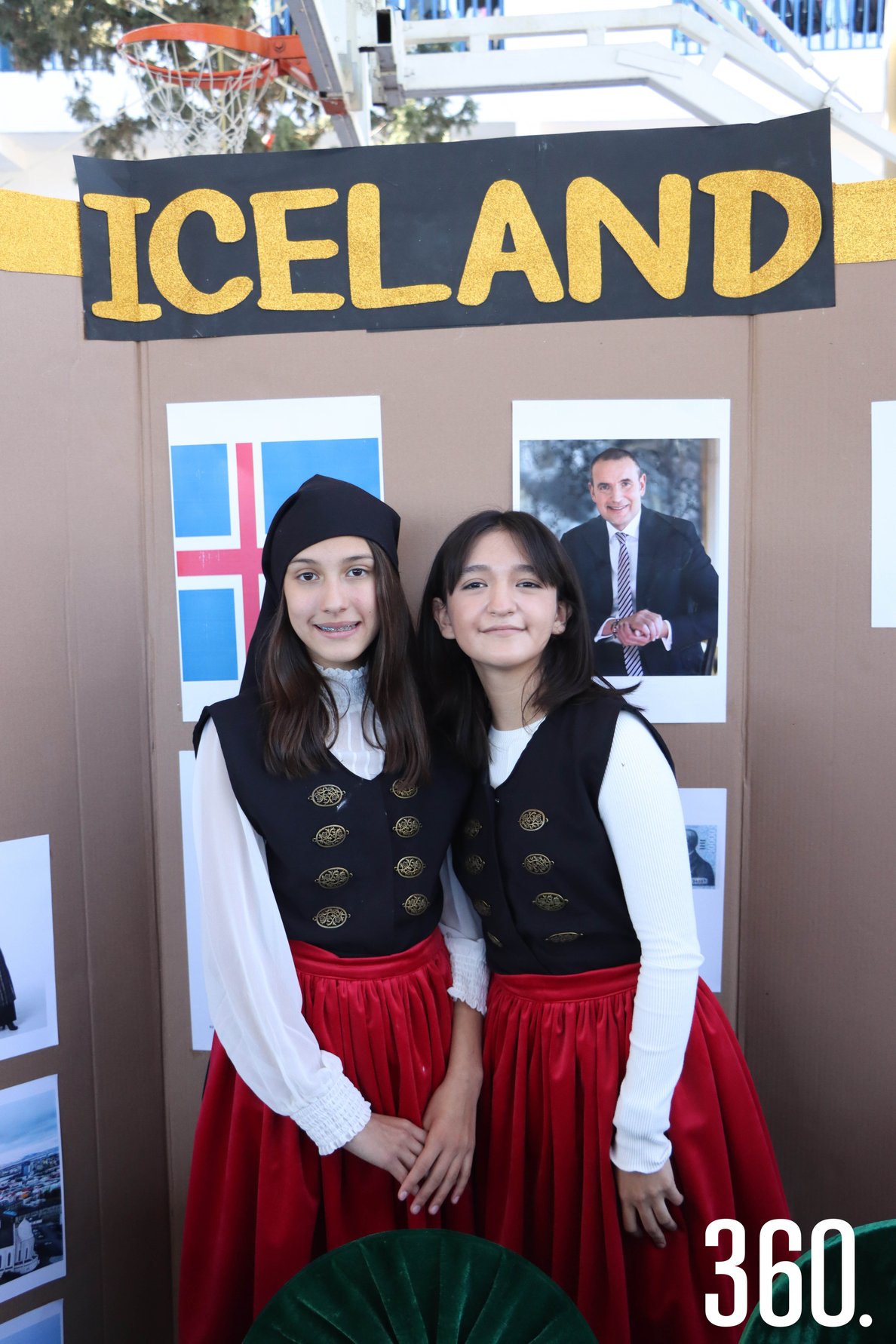 Carolina Álvarez y Vanessa Carranza representando Islandia.