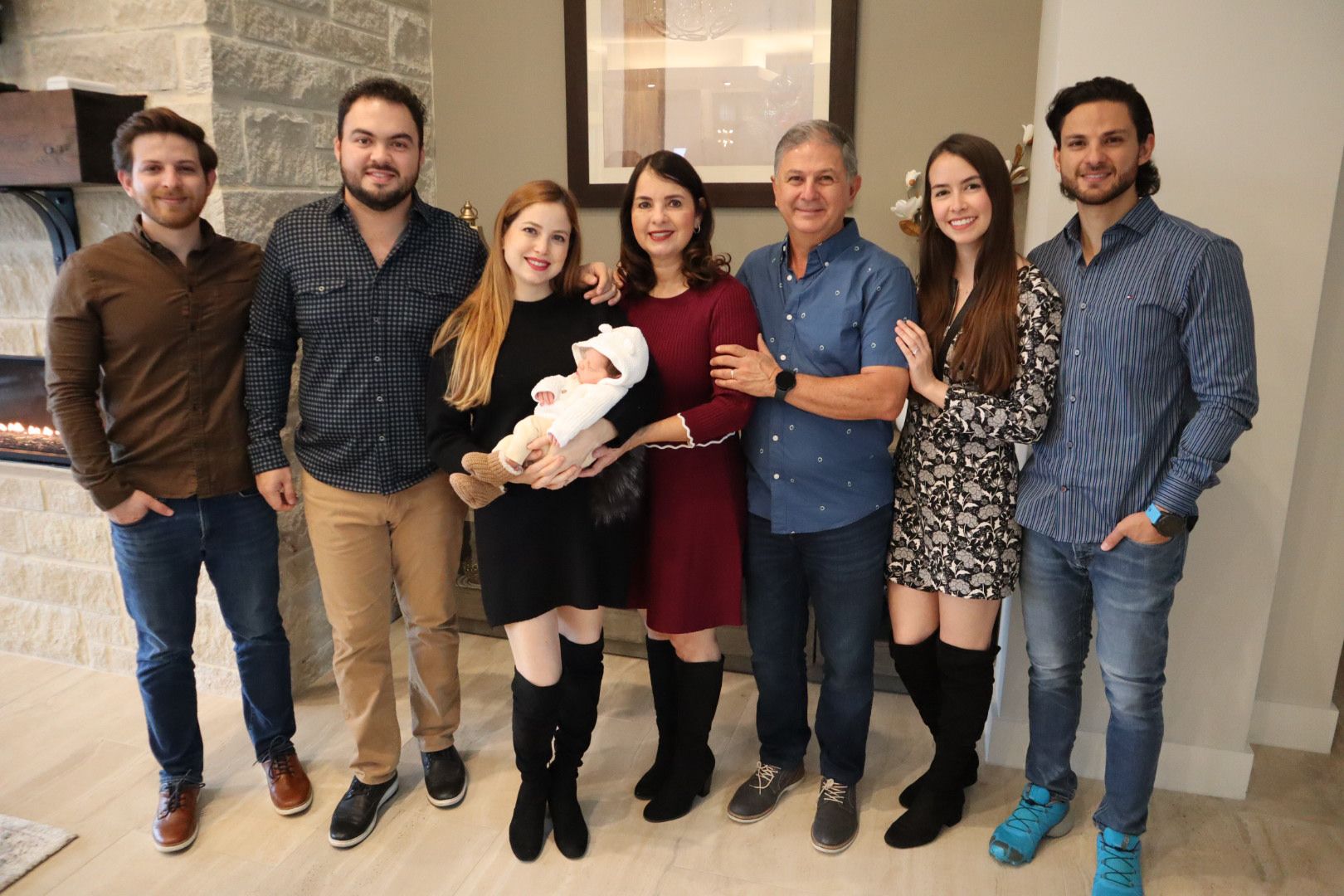 Leonardo Gabriel con sus papás, sus abuelitos maternos Mario Chapa y Rocío Alvarado, y sus tíos Rodrigo Chapa, Fernanda Loya y Mario Chapa.