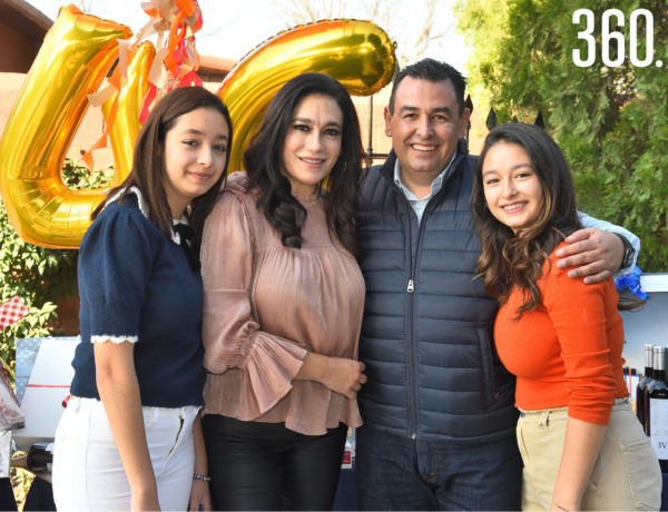 El festejado con su esposa Rocío Ramos y sus hijas Ángela y Julieta Yáñez.