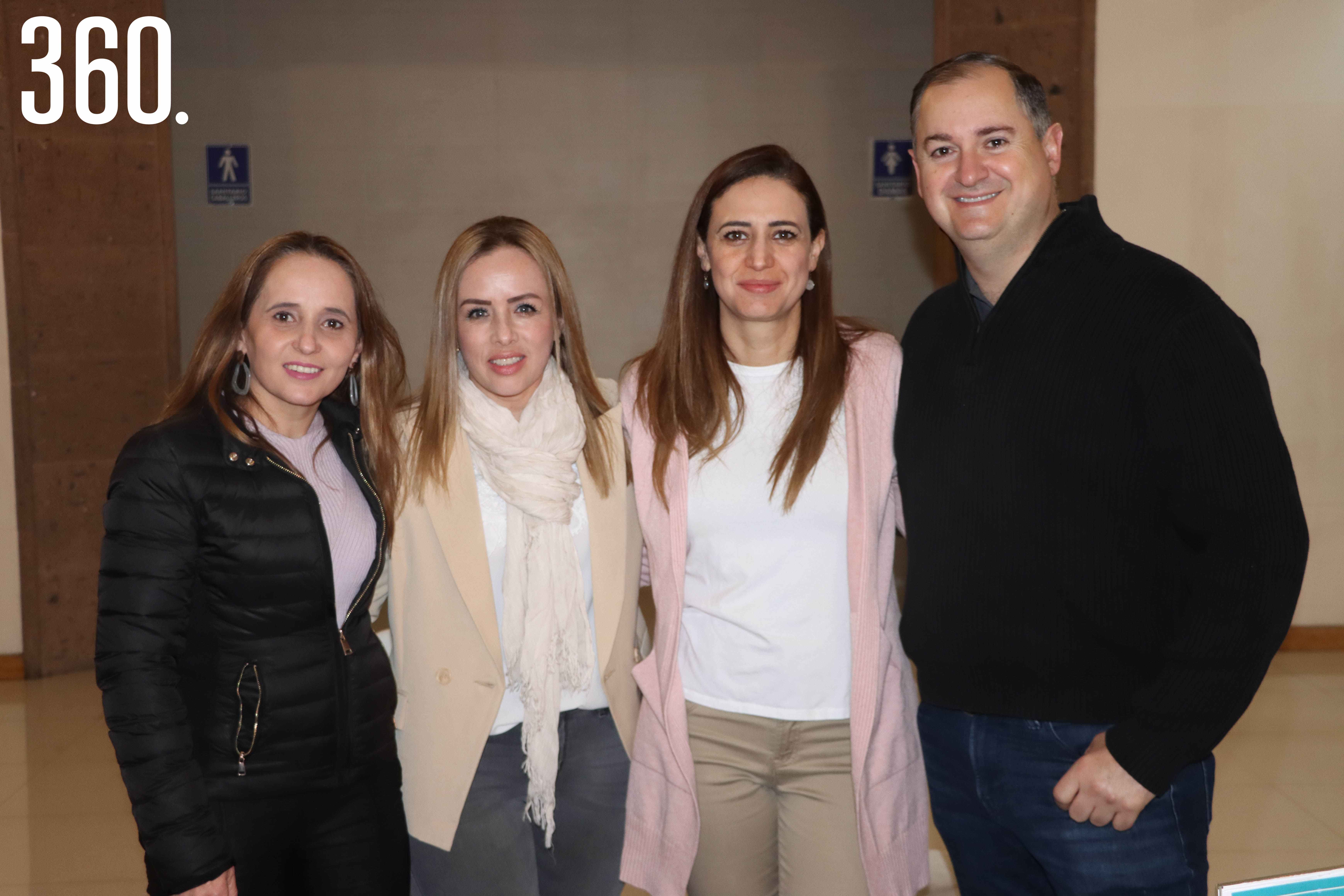 Naira López, Karla Flores, Gaby González y Carlos Valdés.