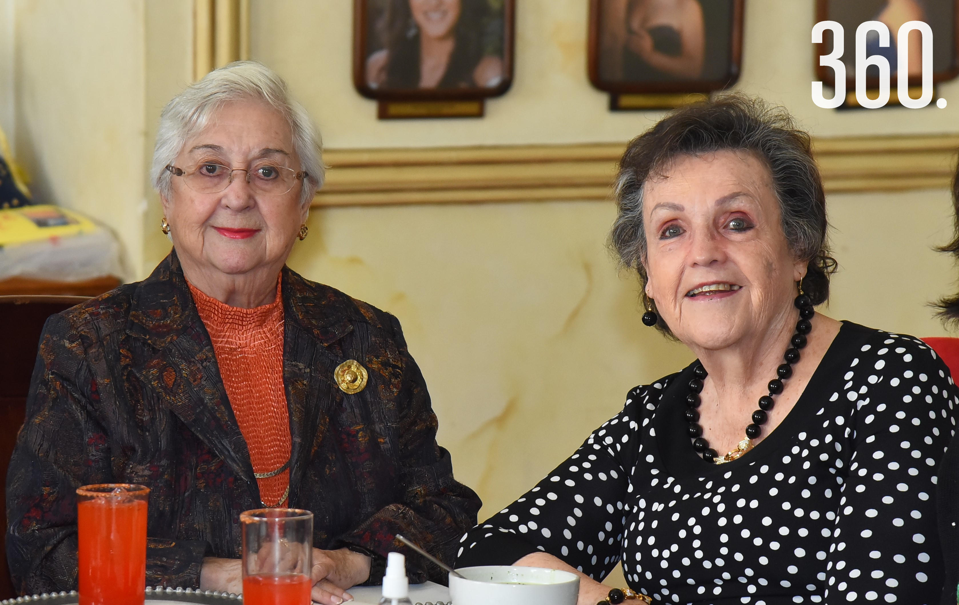 Olga María Dávila y María Esther de Valle.