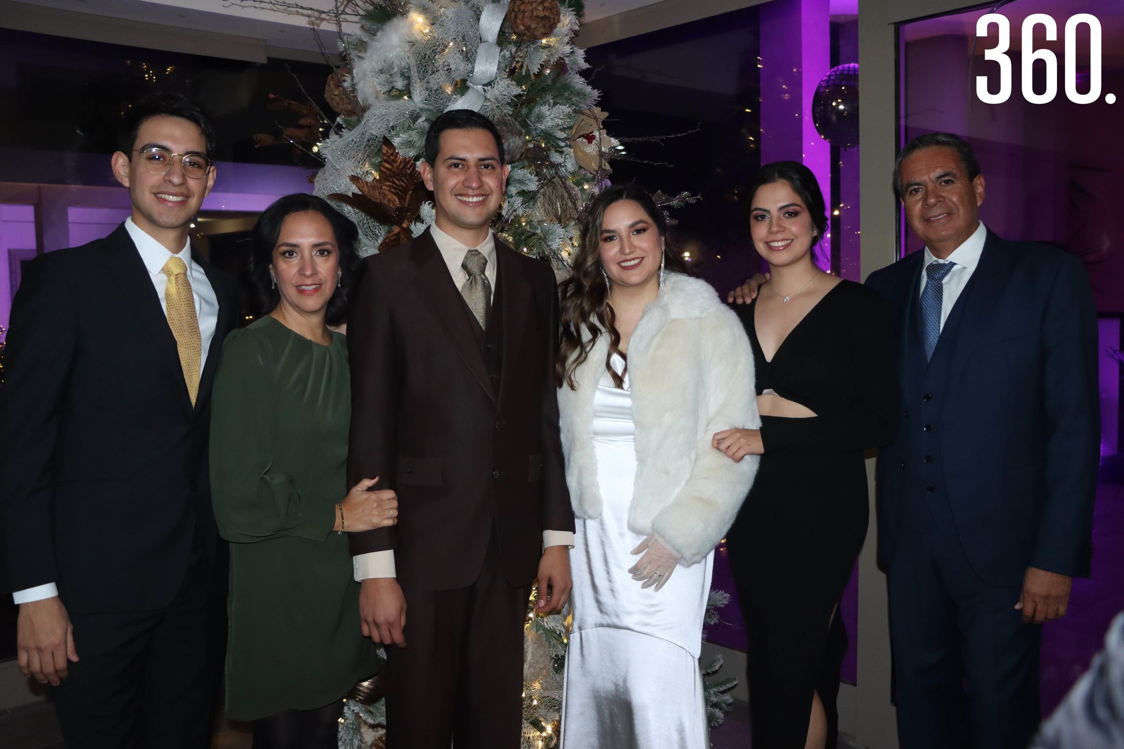 Los novios con la familia del novio, Rodrigo Rentería, Norma Sánchez, Susana Rentería y Rubén Rentería.