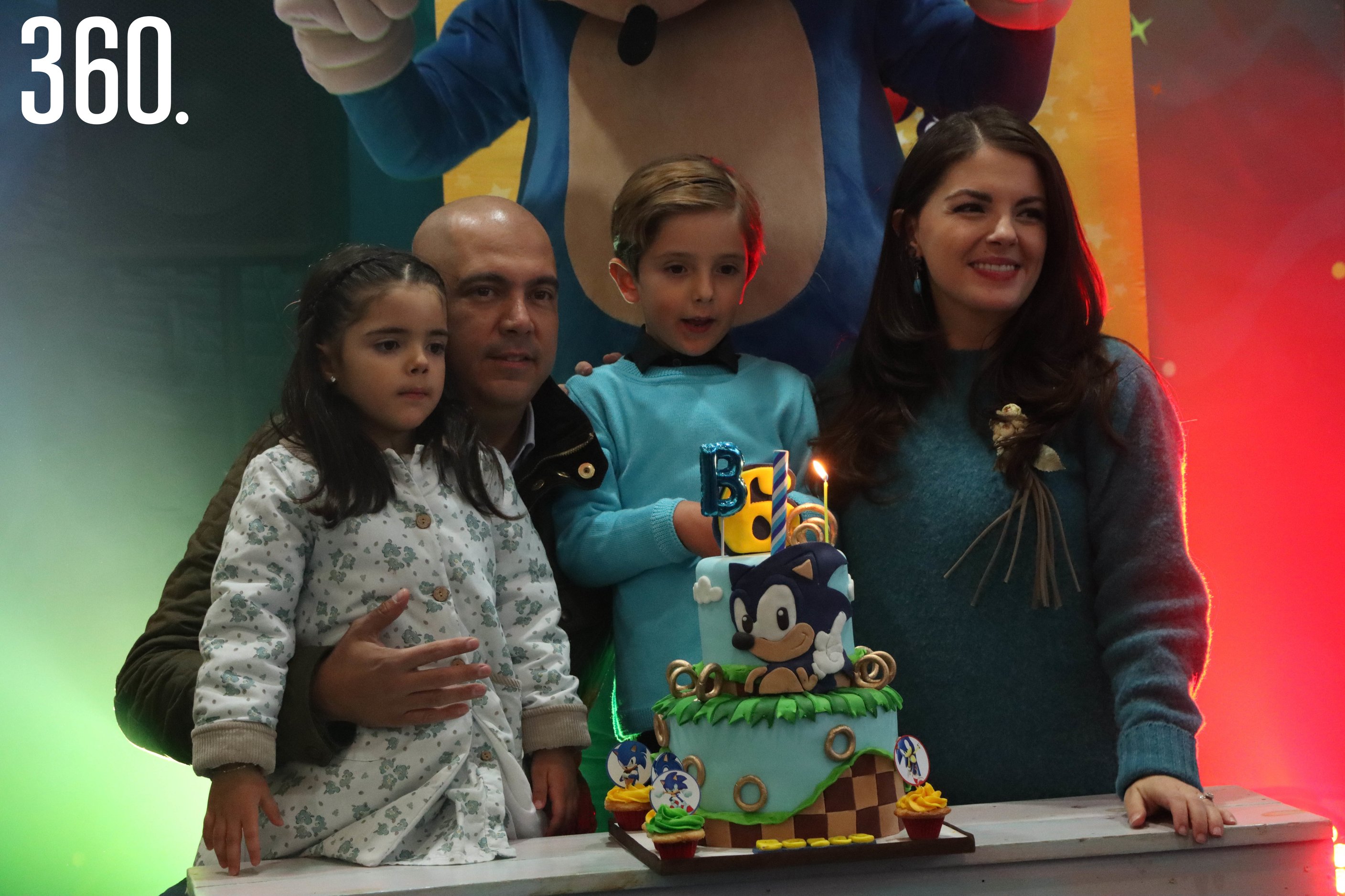 Bosco con su hermana y padres, Luisa Aguilar, Luis Aguilar y Nayeli Pereznegrón.