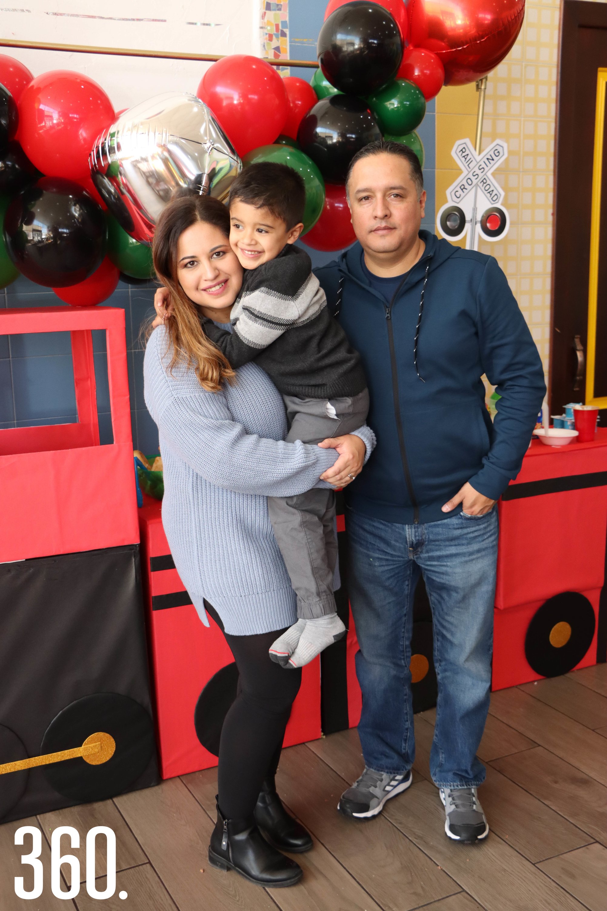Oscar Emilio con sus padres, Sofía Cabello y Oscar Martínez.