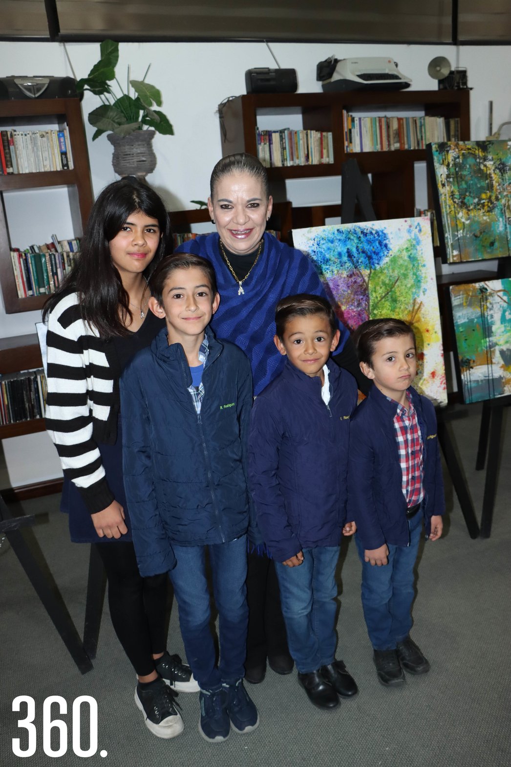 Los artistas con su maestra, Ana Laura Garza.