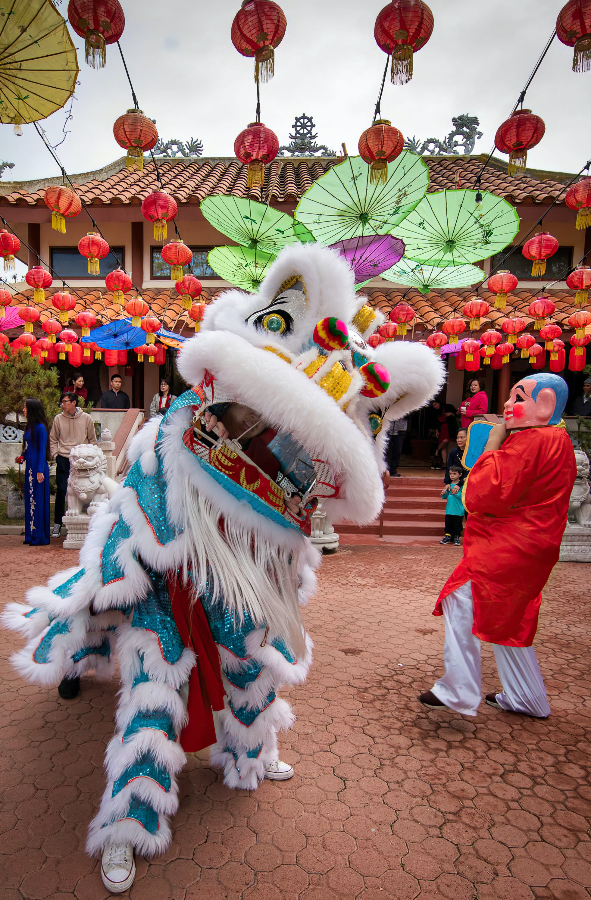 En China, hoy le dieron la bienvenida al Año Nuevo con fiestas en todo su territorio y entre sus comunidades alrededor de