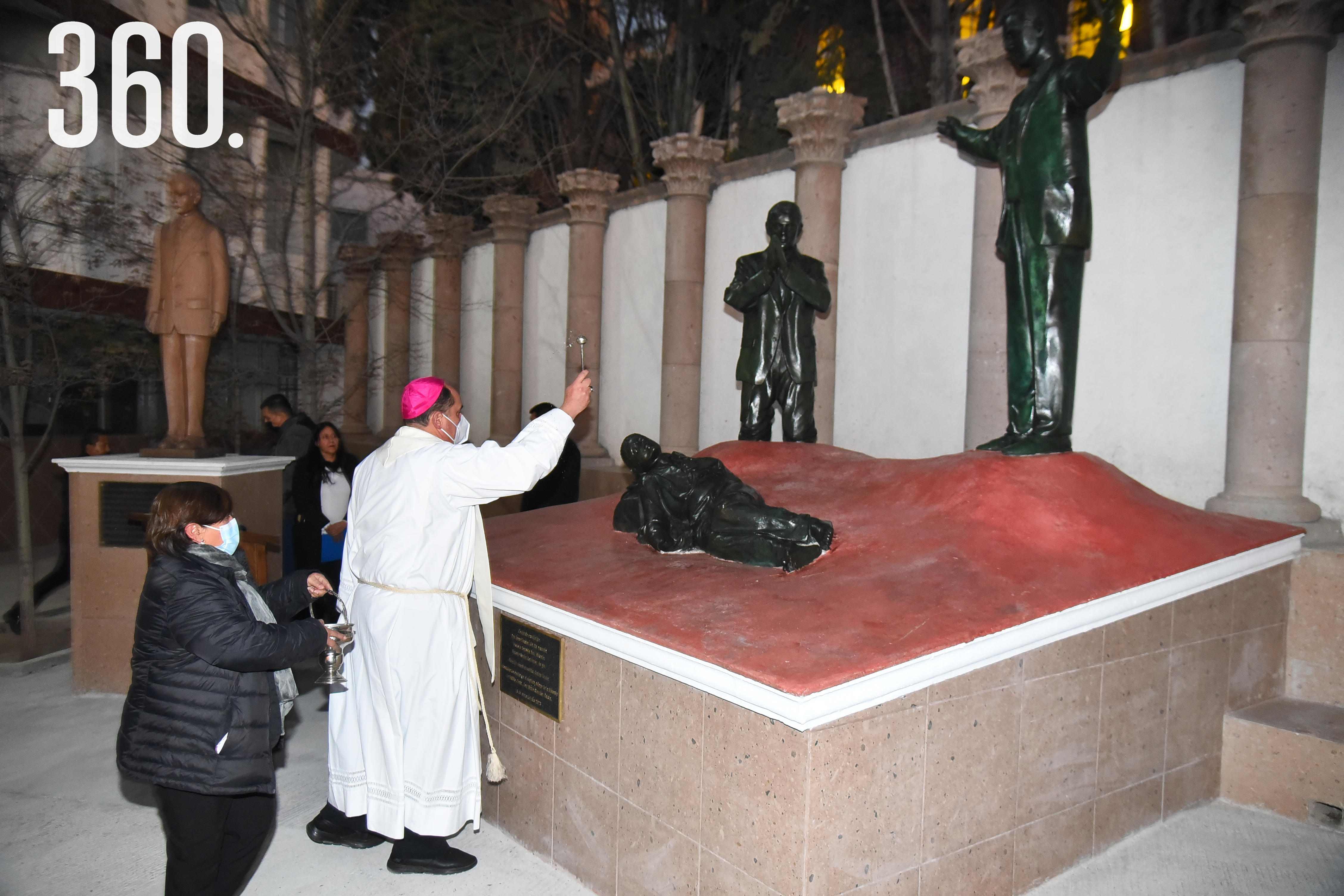Bendición de esculturas de los mártires cristeros, a cargo de Monseñor Hilario González García.