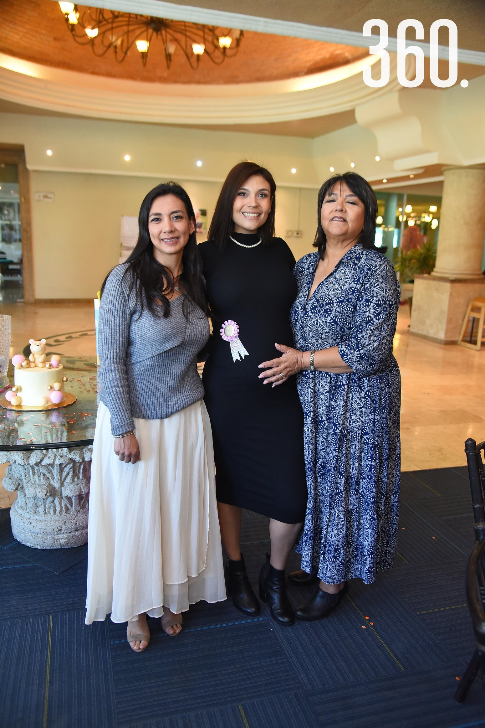 La festejada con su mamá Xitlali Quijada y su hermana Xitlali Alcaraz.