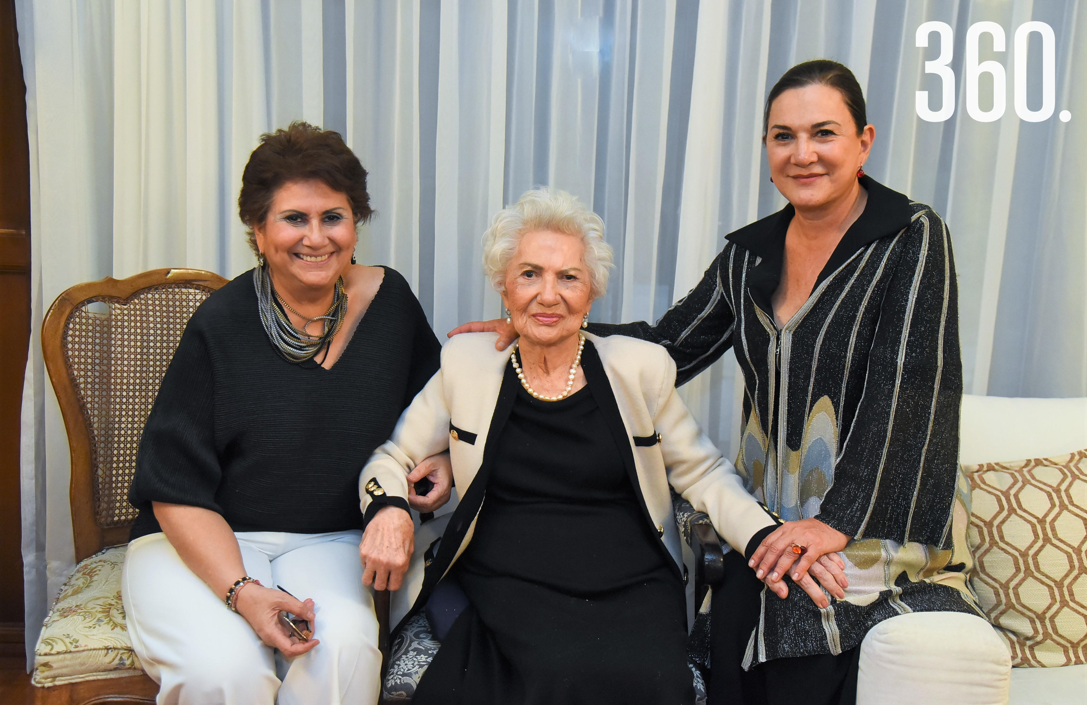 Jovita Gutiérrez Aguilera de Sánchez con sus hijas María Eugenia Sánchez Gutiérrez y Queta Sánchez Gutiérrez.