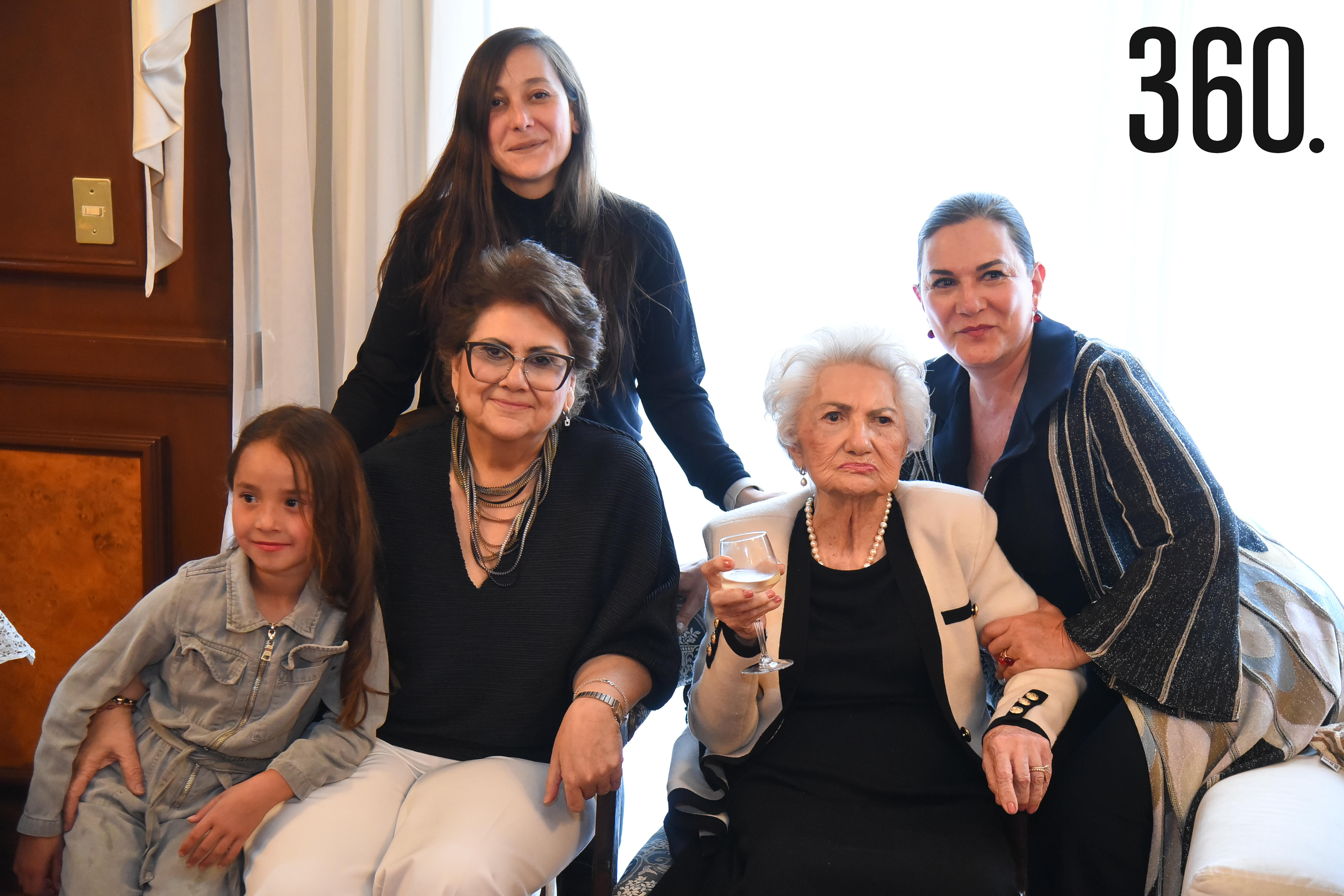 Fernanda Arrillaga, Queta Sánchez Gutiérrez, María Paula Arrillaga, María Eugenia Sánchez Gutiérrez y Jovita Gutiérrez Aguilera de Sánchez.
