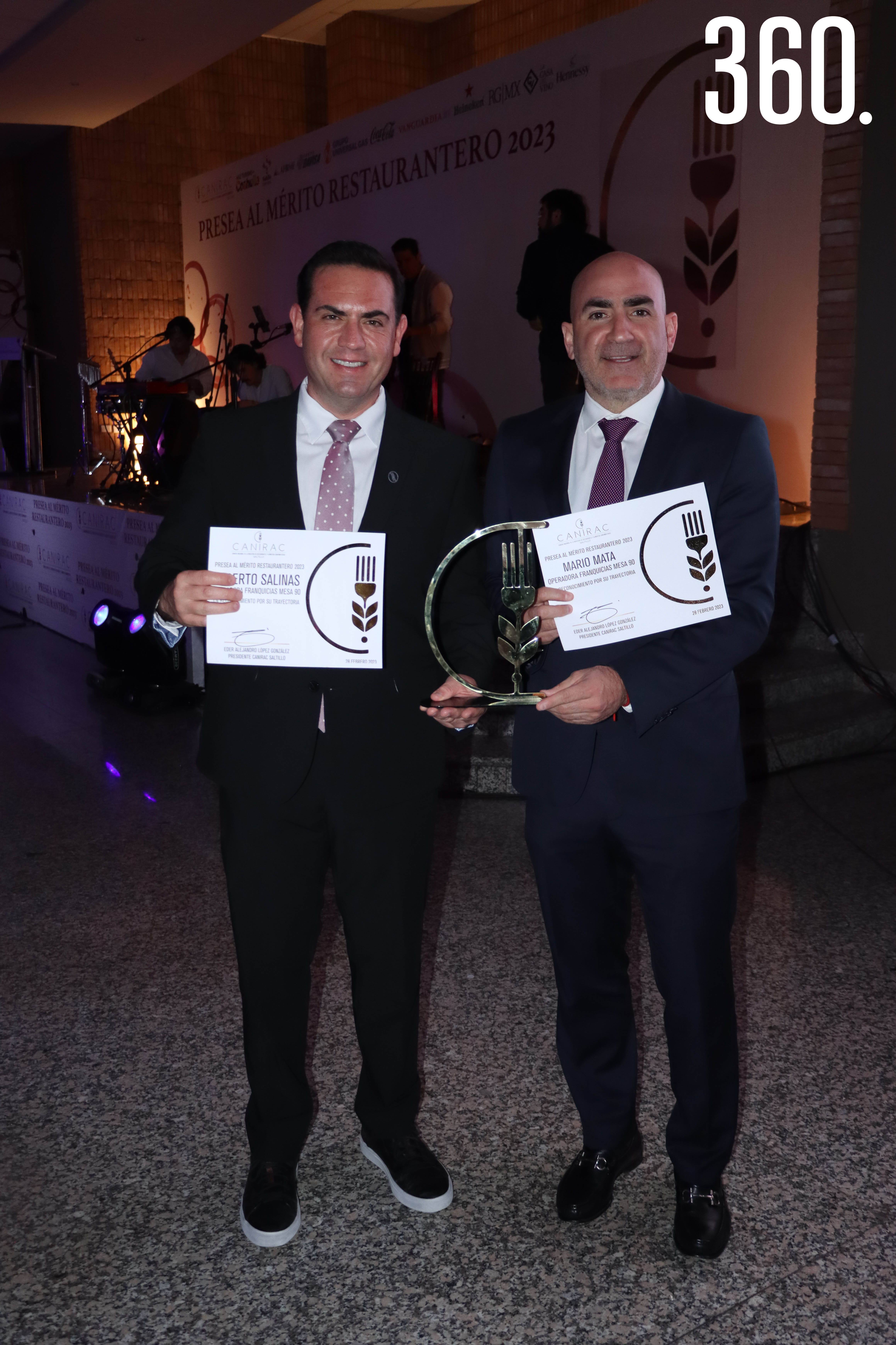 Alberto Salinas y Mario Mata con su premio.