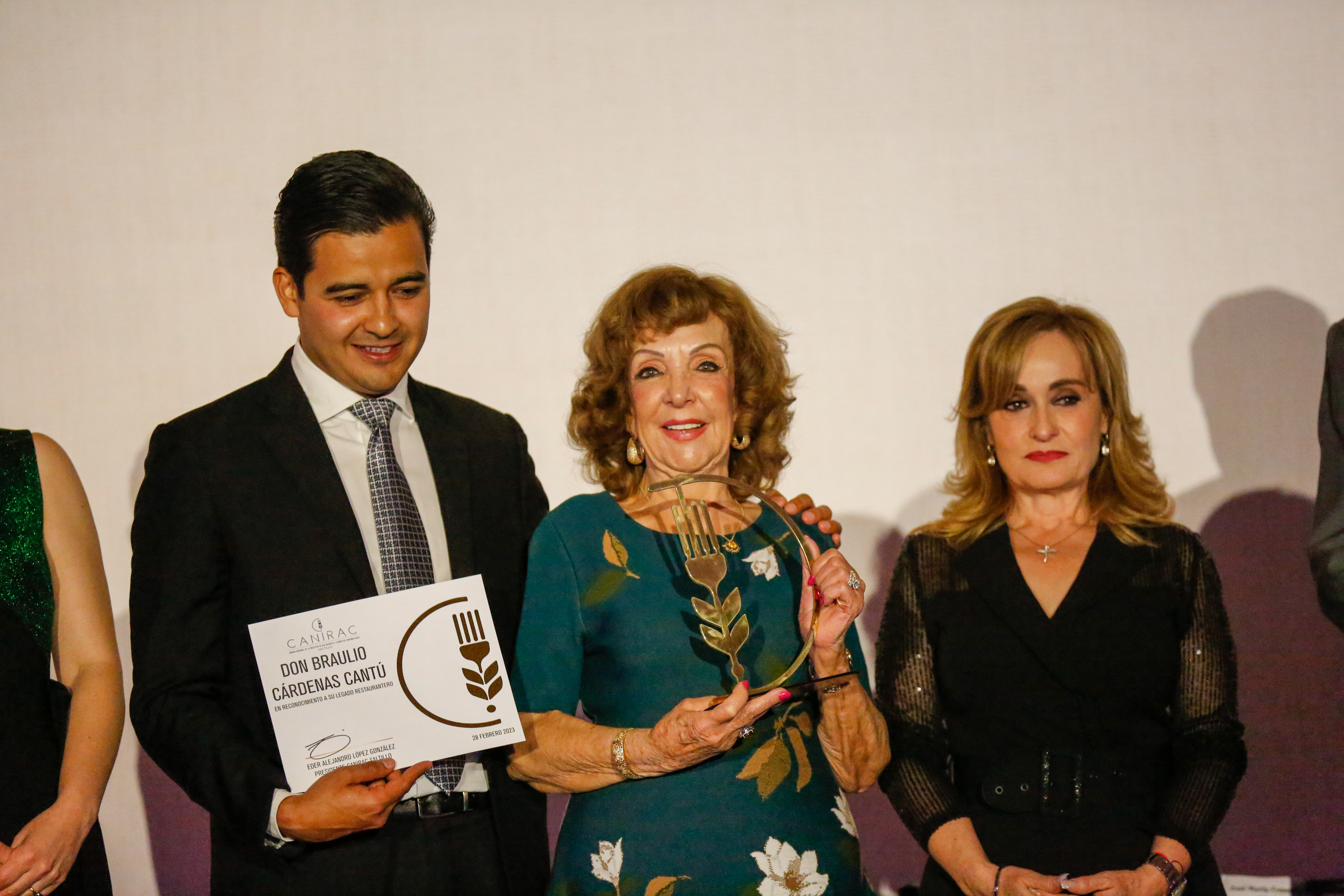 Lilia Amparo Cantú de Cárdenas recibió el premio póstumo de manos de Eder López y Azucena Ramos.