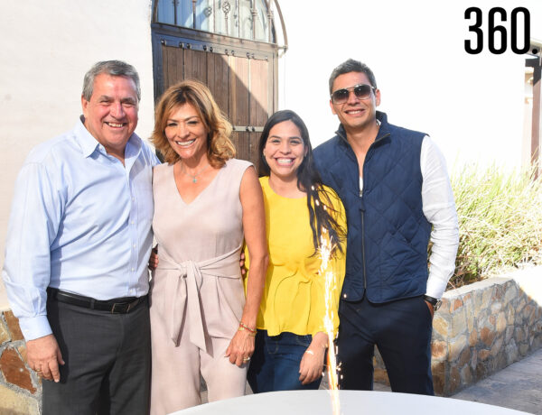 Armando Prado acompañado de su familia, Olivia Flores de Prado, Ana Karen y Armando Prado Flores.