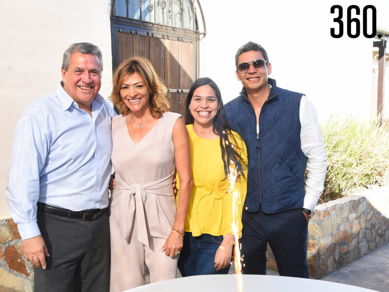 Armando Prado acompañado de su familia, Olivia Flores de Prado, Ana Karen y Armando Prado Flores.