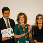 Lilia Amparo Cantú de Cárdenas recibió el premio póstumo de manos de Eder López y Azucena Ramos.