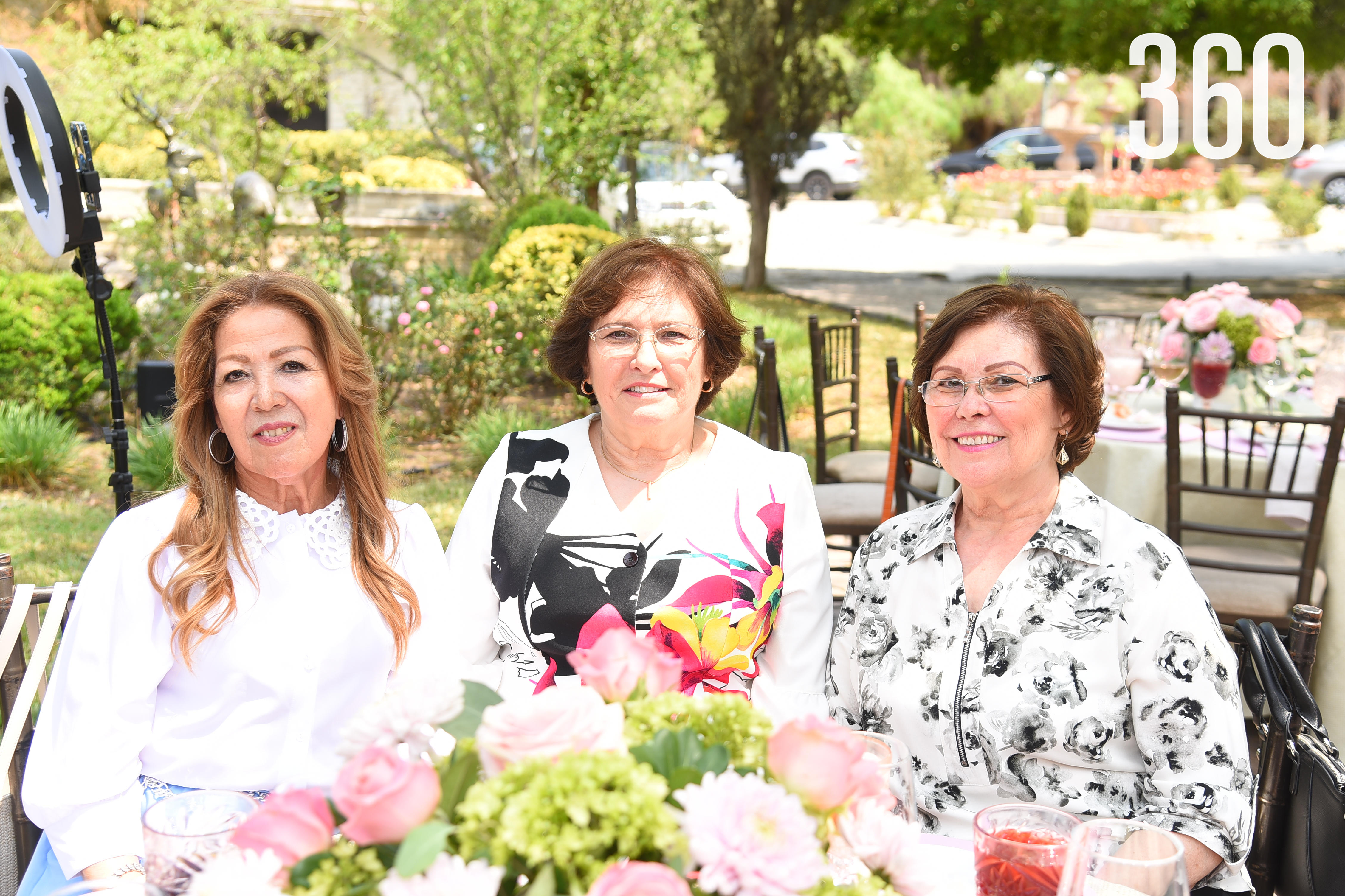 Blanca González, Carmen Flores y Rosy Flores.