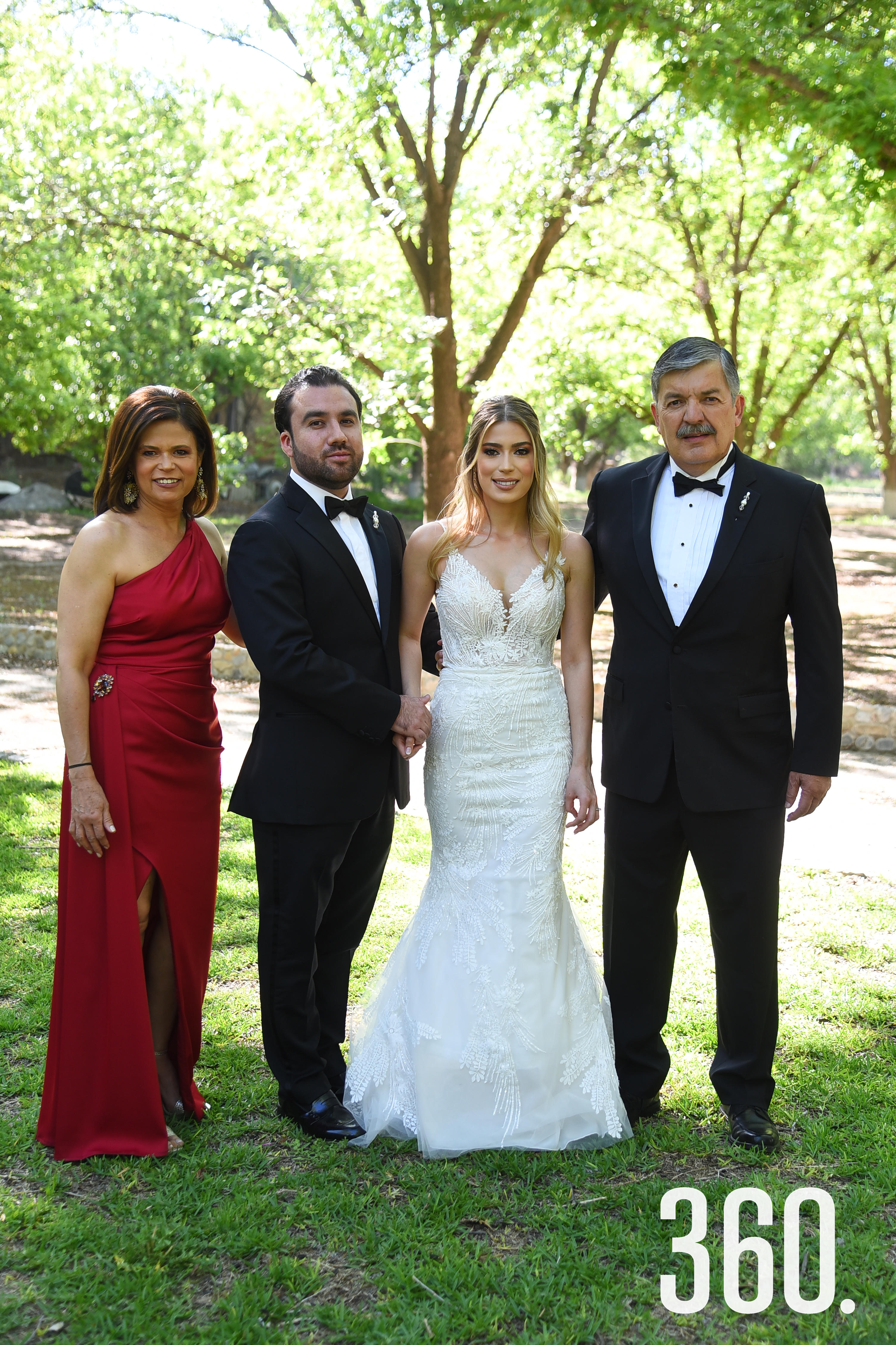Samuel y Patricia con los papás de la novia papás Marissa Cárdenas y Patricio Gil.