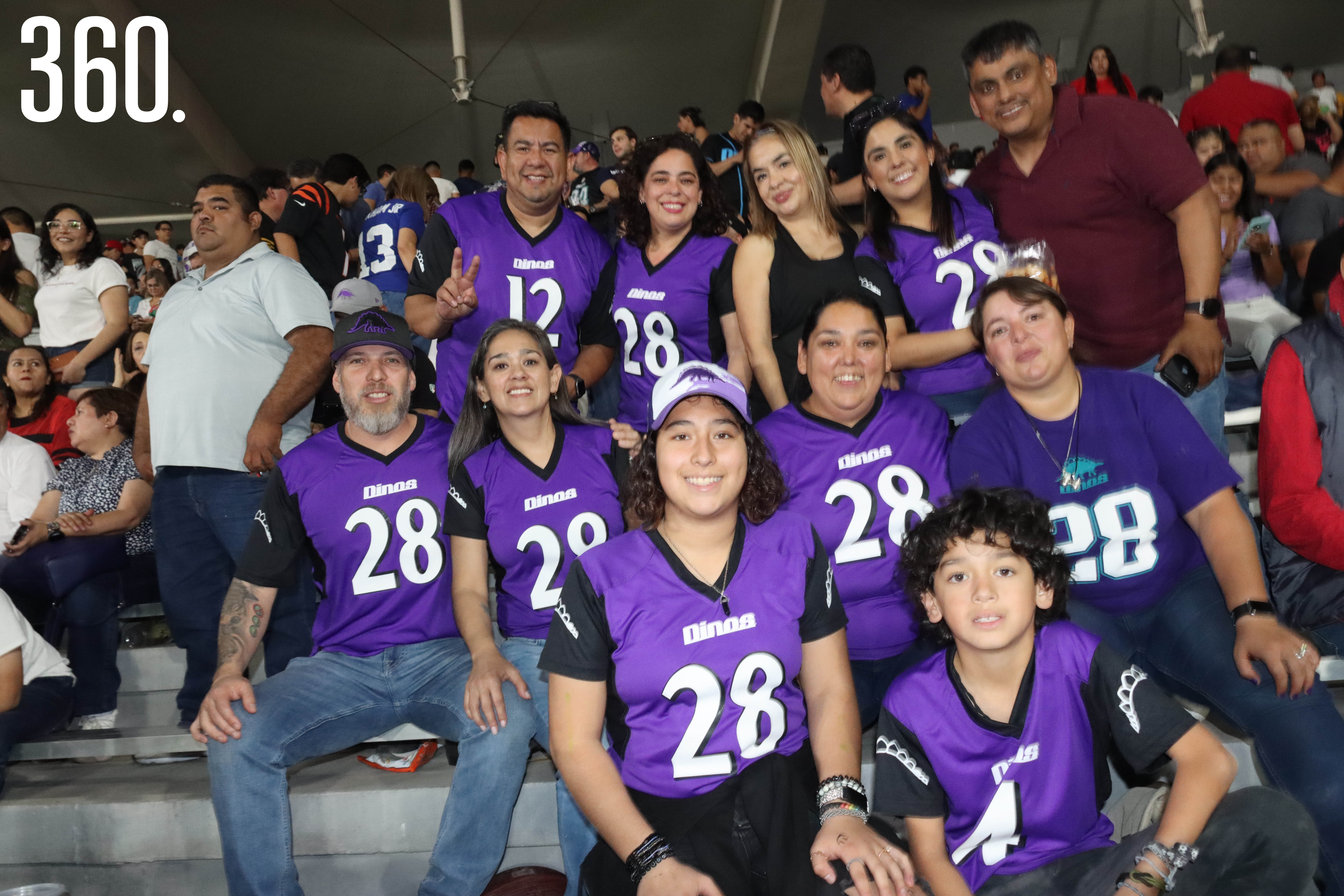 Familia del jugador Alejandro Palos apoyando a los Dinos.