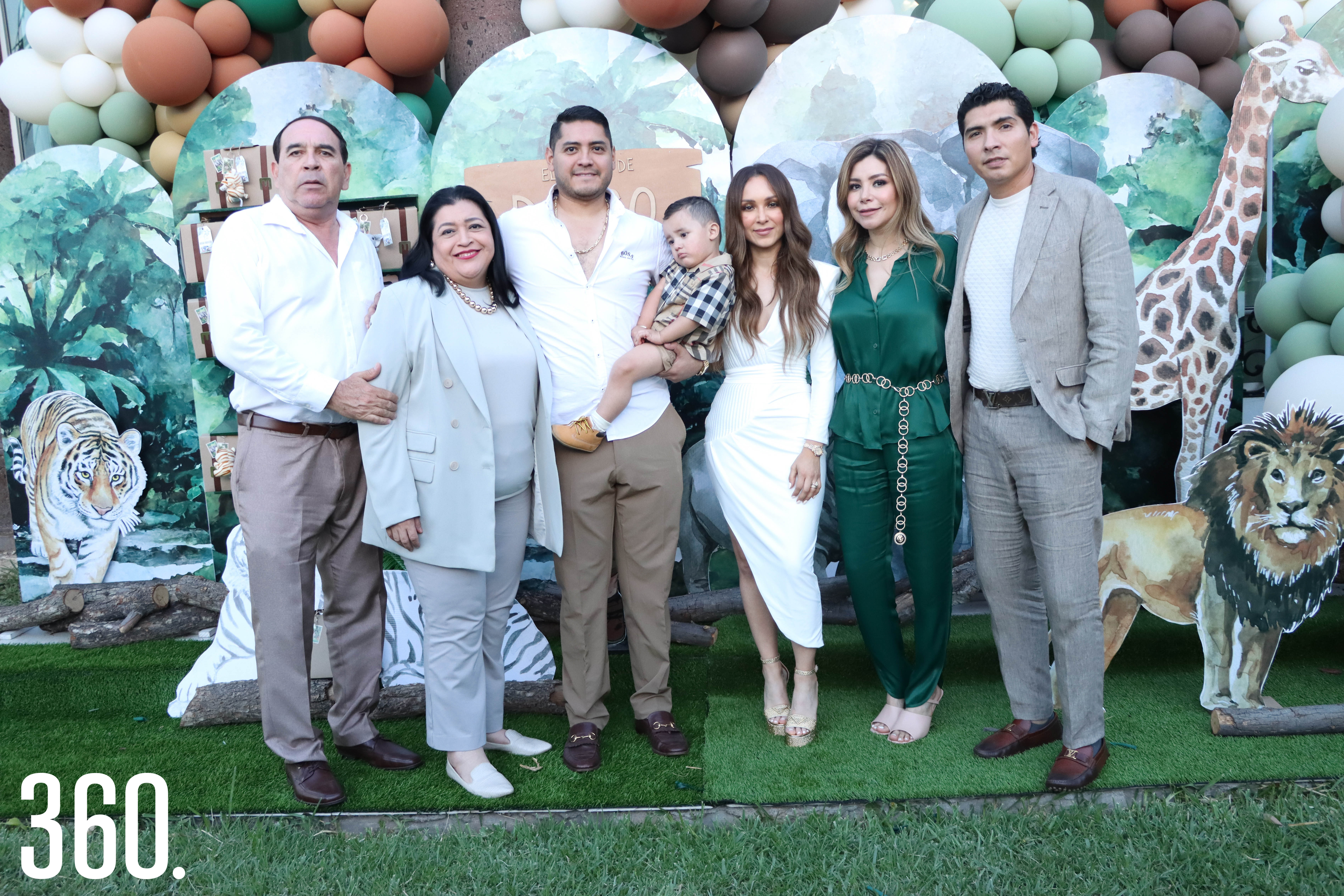 Diego y sus papás con los padrinos Pedro Espinosa, Adriana Muñoz, Yessica Paz y Augusto Briseño.