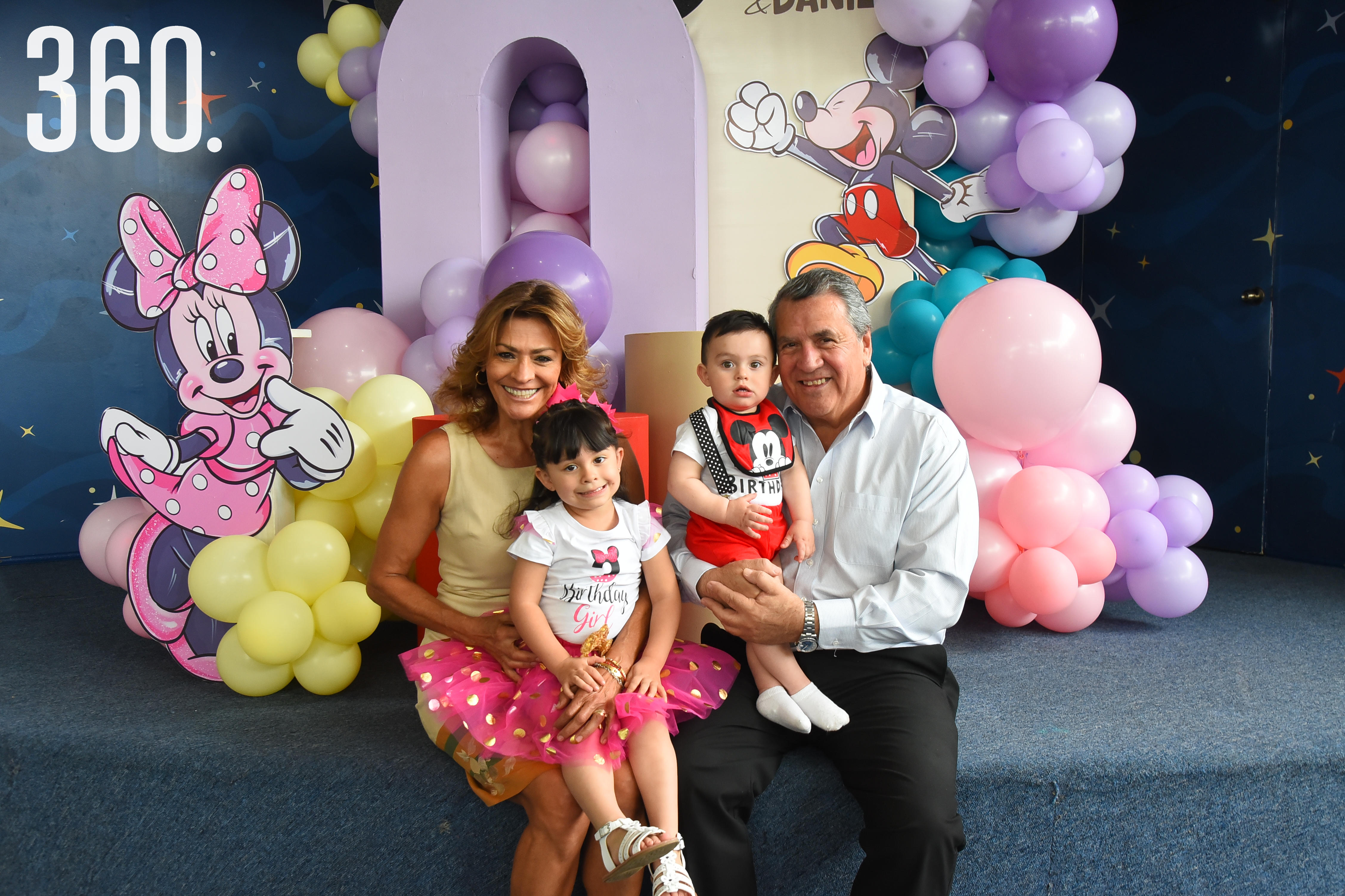 Los festejados con sus abuelitos maternos Olivia Flores de Prado y Armando Prado.
