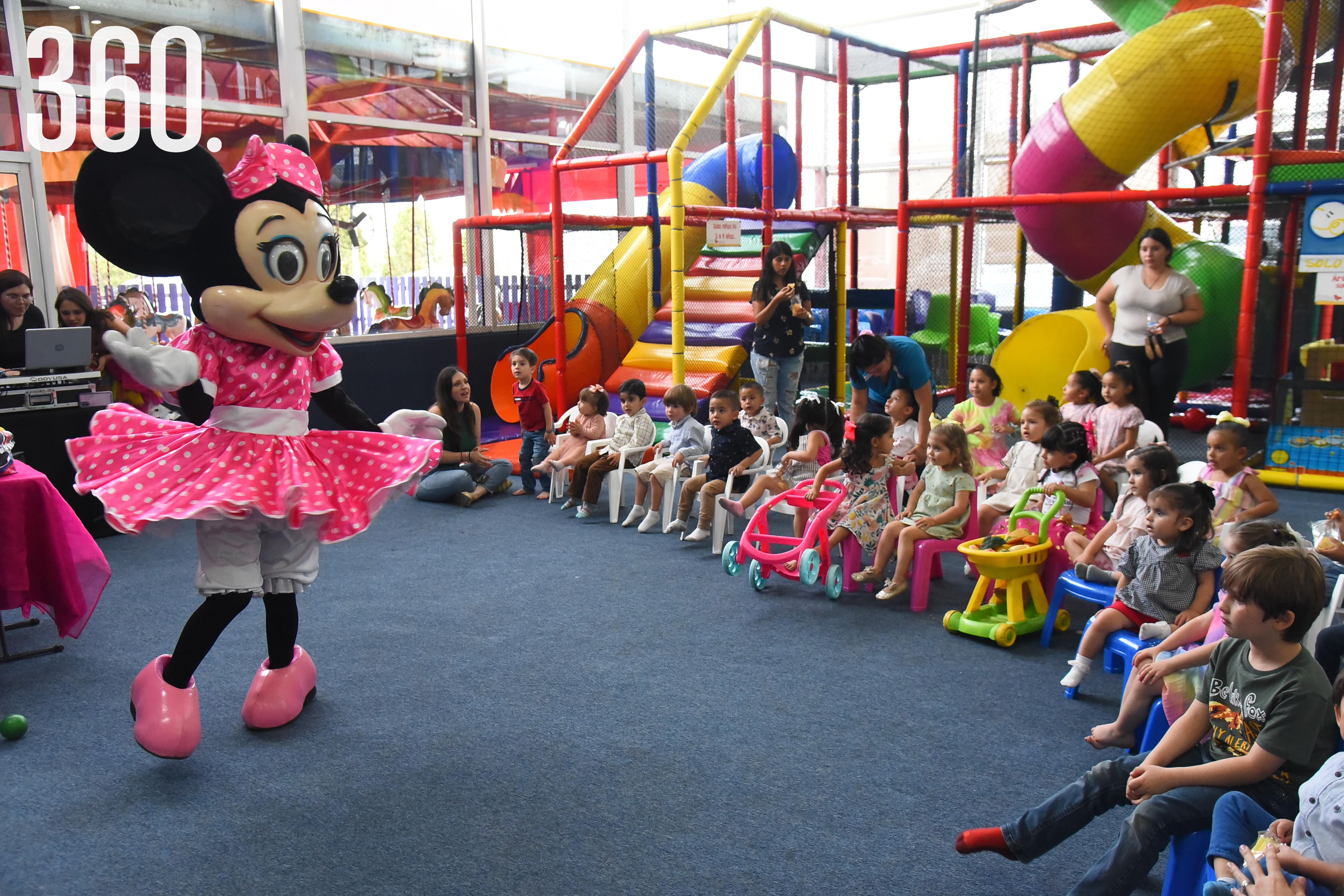 Se divirtieron con un show de Mickey Mouse y Minnie.