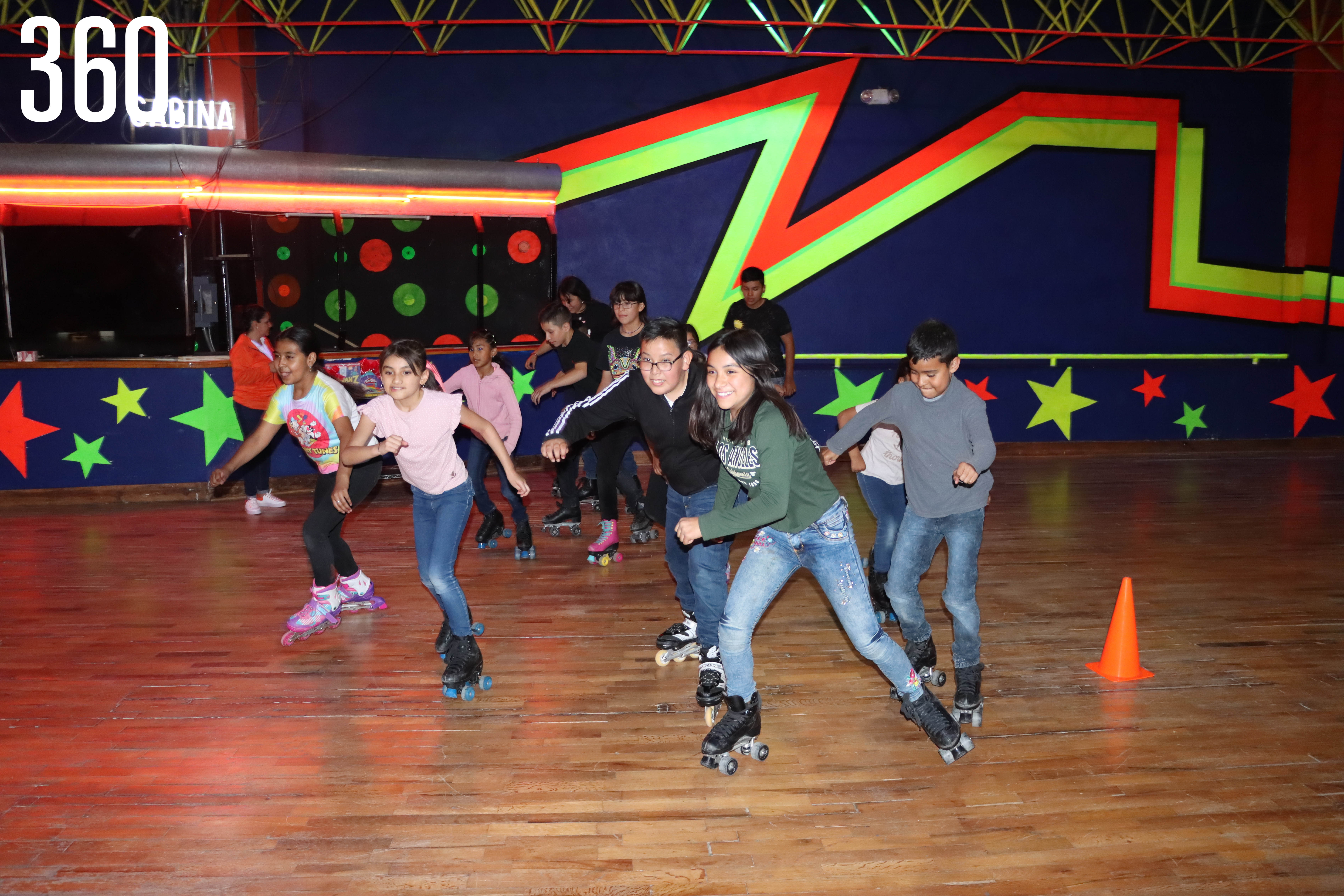 Los niños se divirtieron en la pista y participaron en un concurso de carreras en patines.