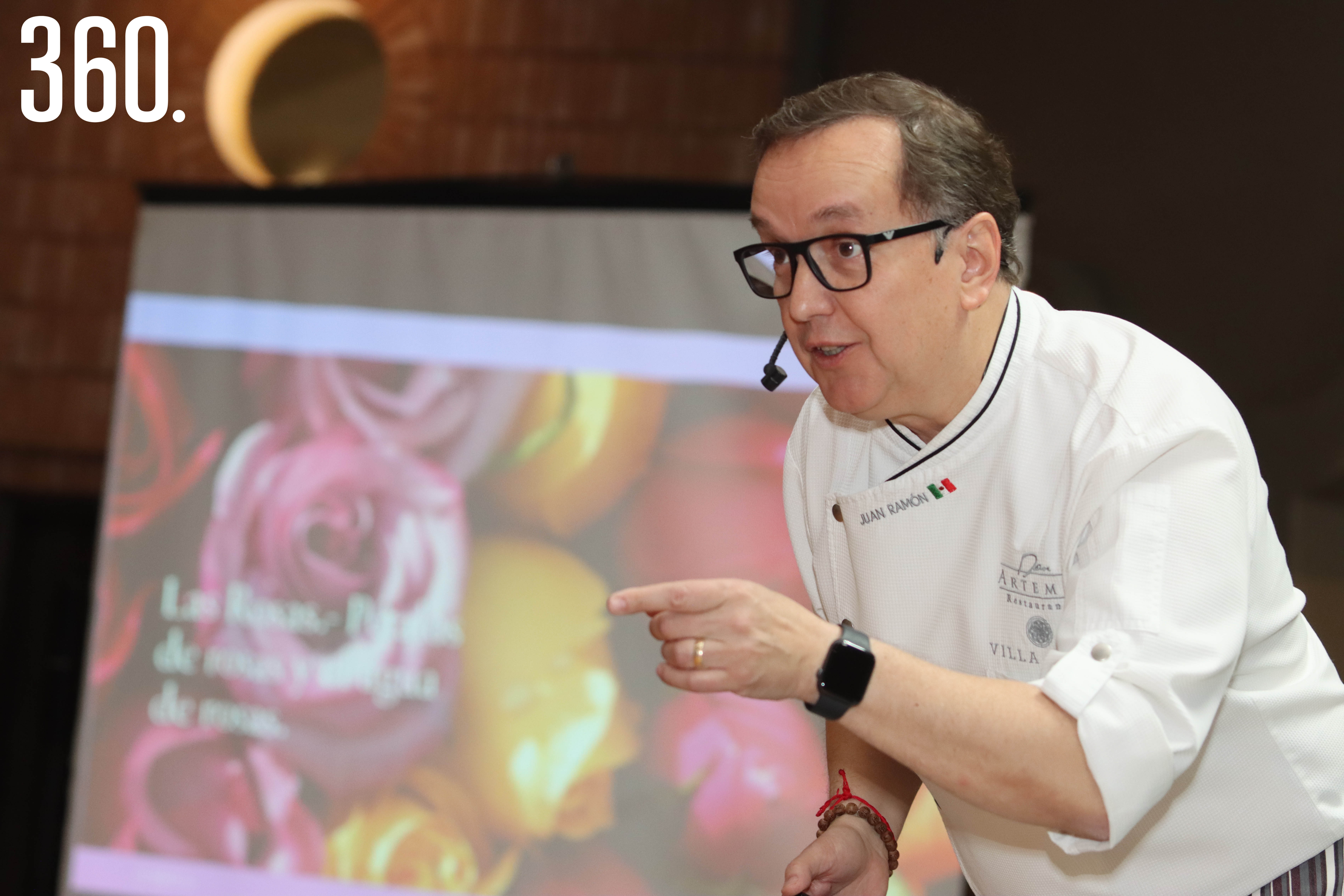 El chef Juan Ramón Cárdenas Cantú ofreció la conferencia “Flores Comestibles.