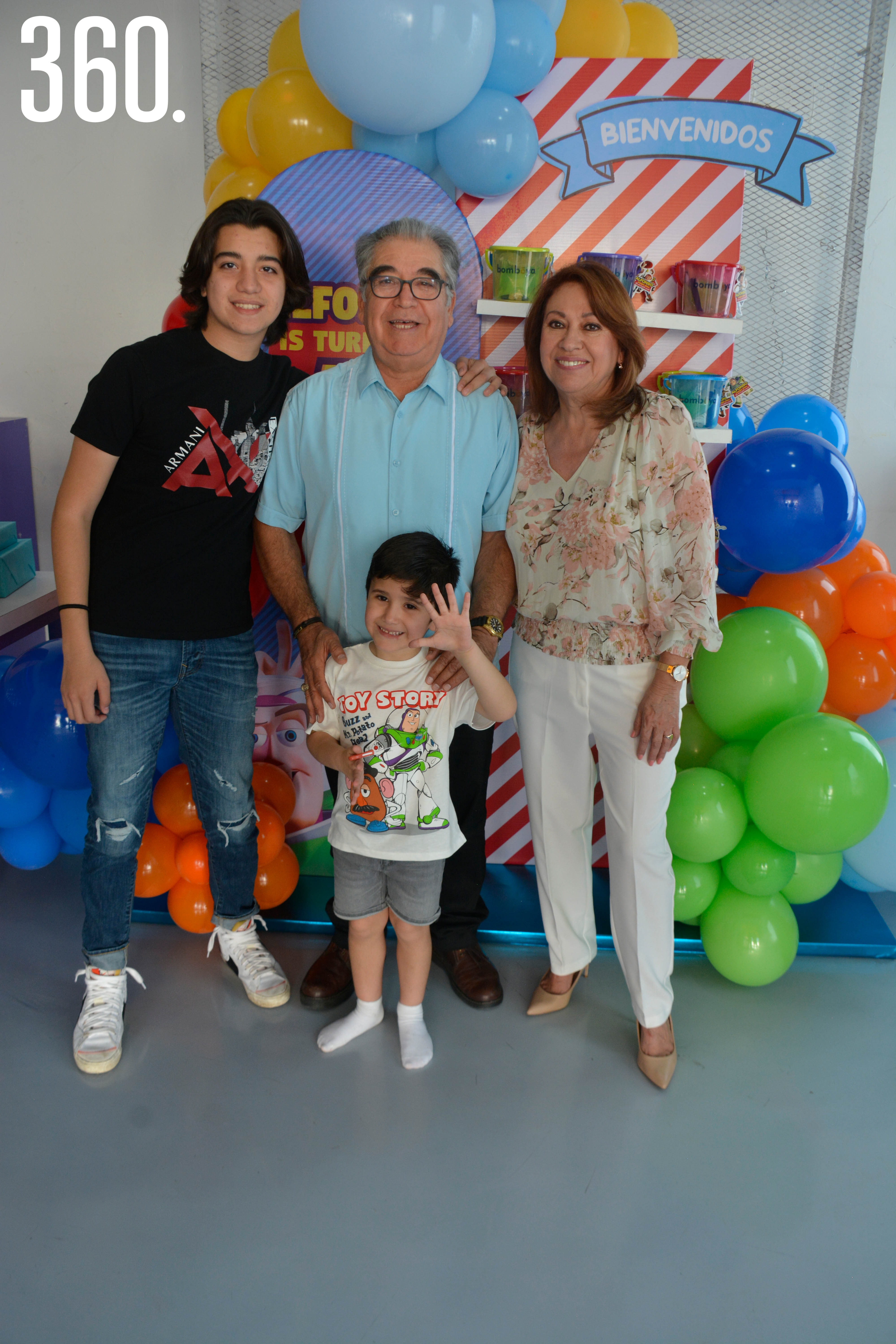 Alfonso Villarreal y Carmina Milchorena con su nieto Alonso Villarreal Amavizca y Carlos Villarreal.