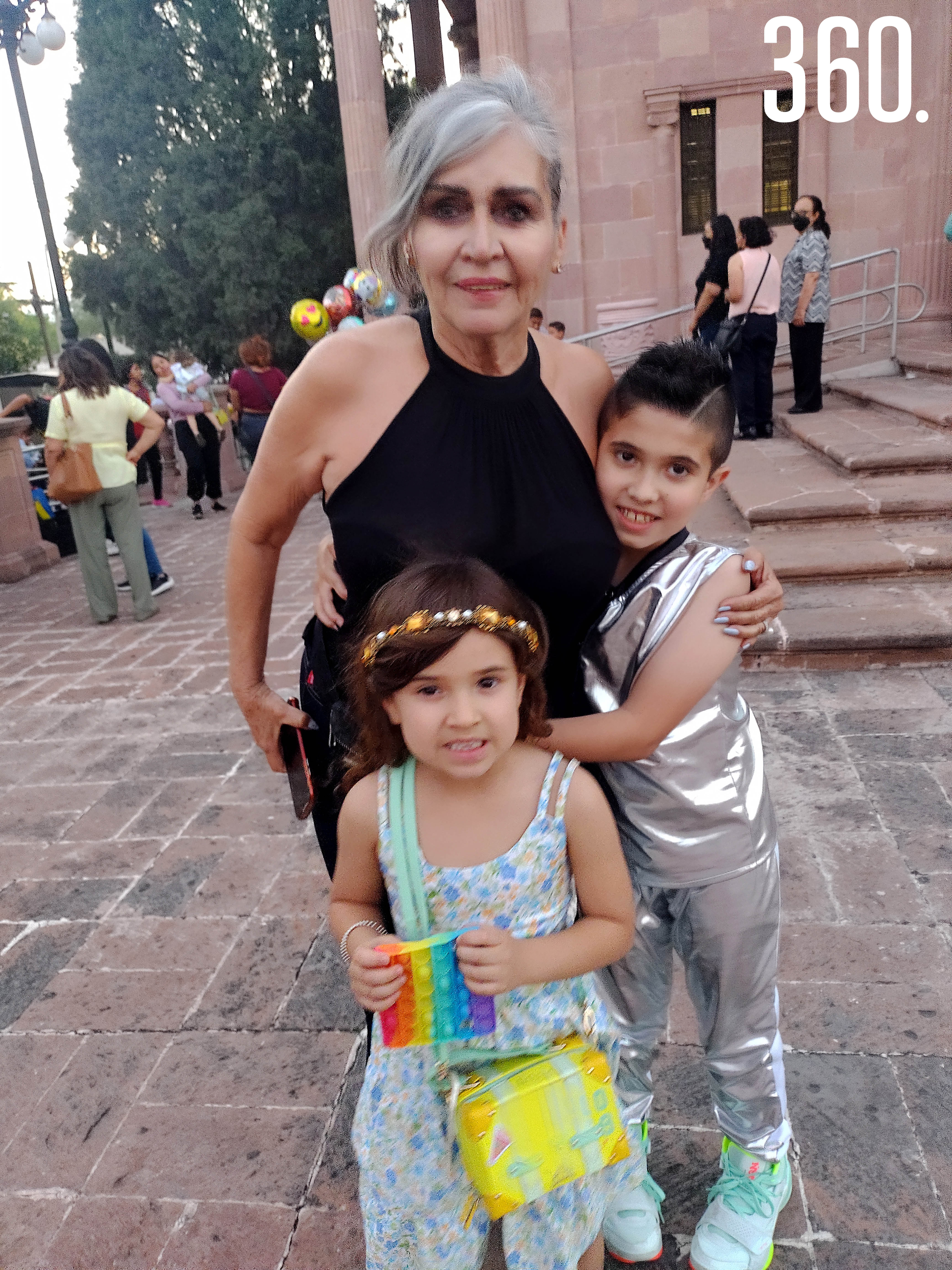 Maripaz Ramírez con sus nietos Nadia y Salvador de las Fuentes.