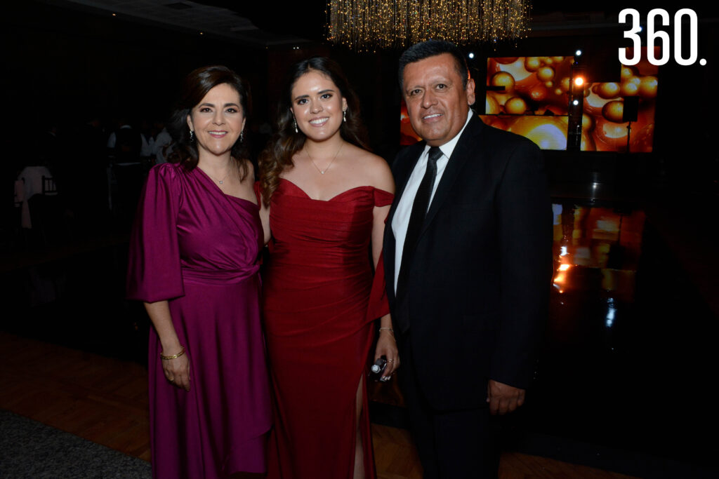 Amira con sus papás Yolanda Ramos y Alejandro Rodríguez.