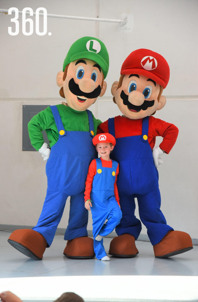 Josué con los personajes de Mario Bros.