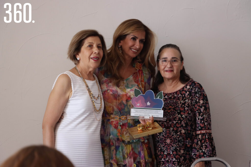 Celia Rodríguez y Beatriz Verduzco dándole un regalo de despedida a Nancy Richards por su labor como presidenta.
