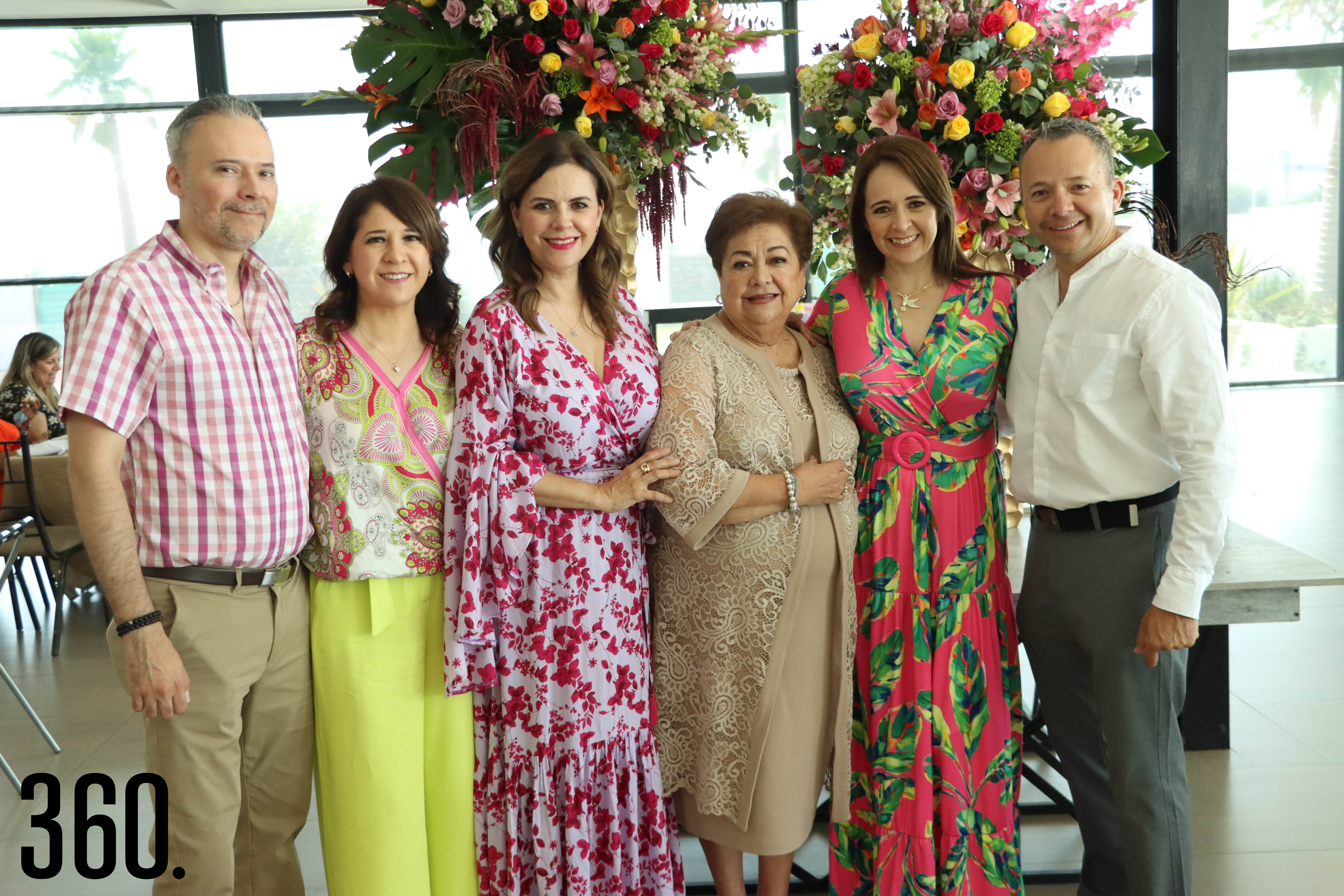 Hilda con sus hijos, Roberto, Sandra, Hilda, Liliana y Napoleón Flores.