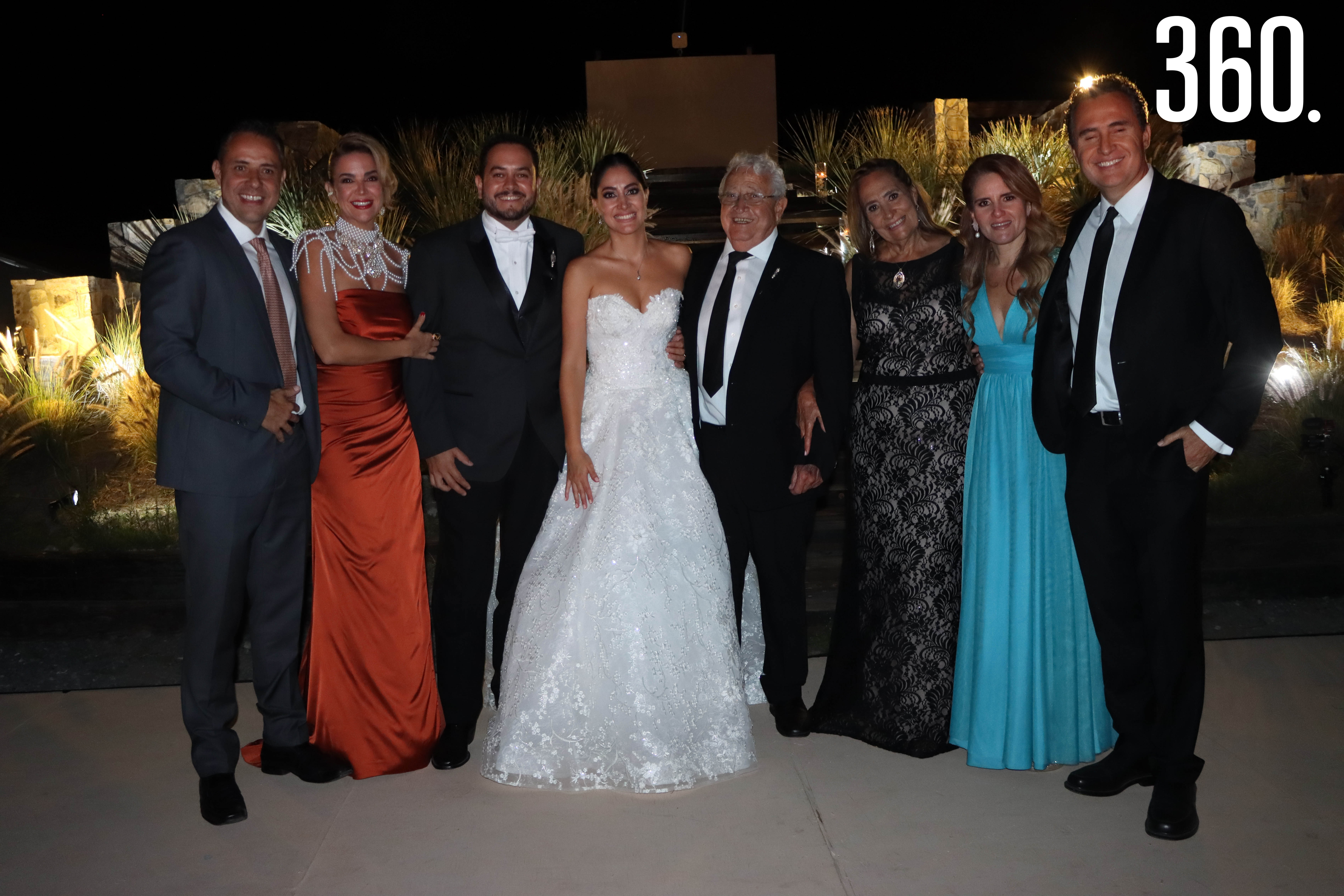Rosa Claudia y Regino con Sergio Siller, Elsa Burgos, Francisco Siller, Rosy de Siller, Aidé Salinas y Francisco Siller.