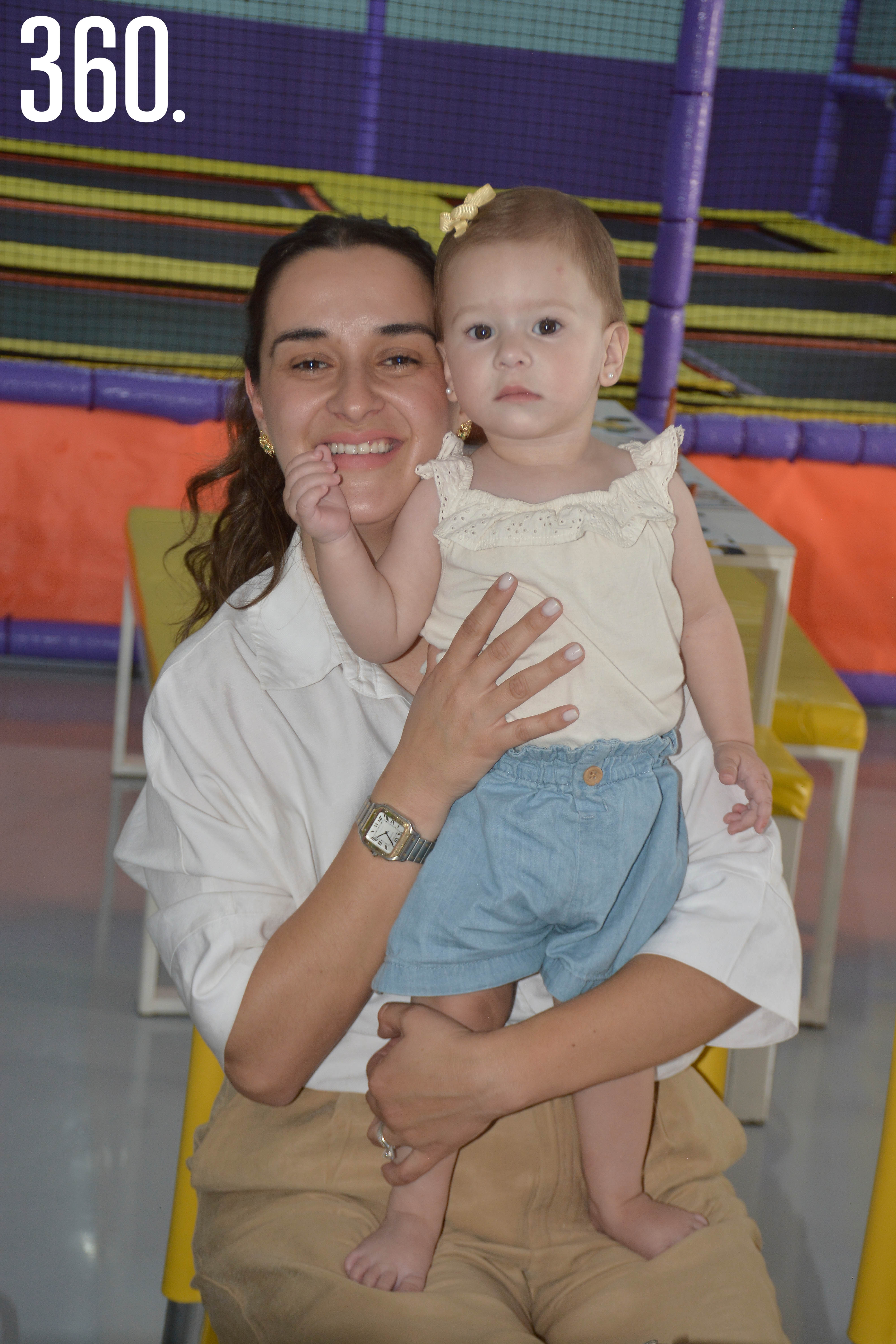 Ana Lucía Paz de Castilla con su hija Luciana Castilla Paz.