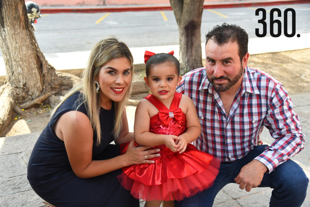Marisol Castañeda y Ricardo Ramos con su hija Mariel.